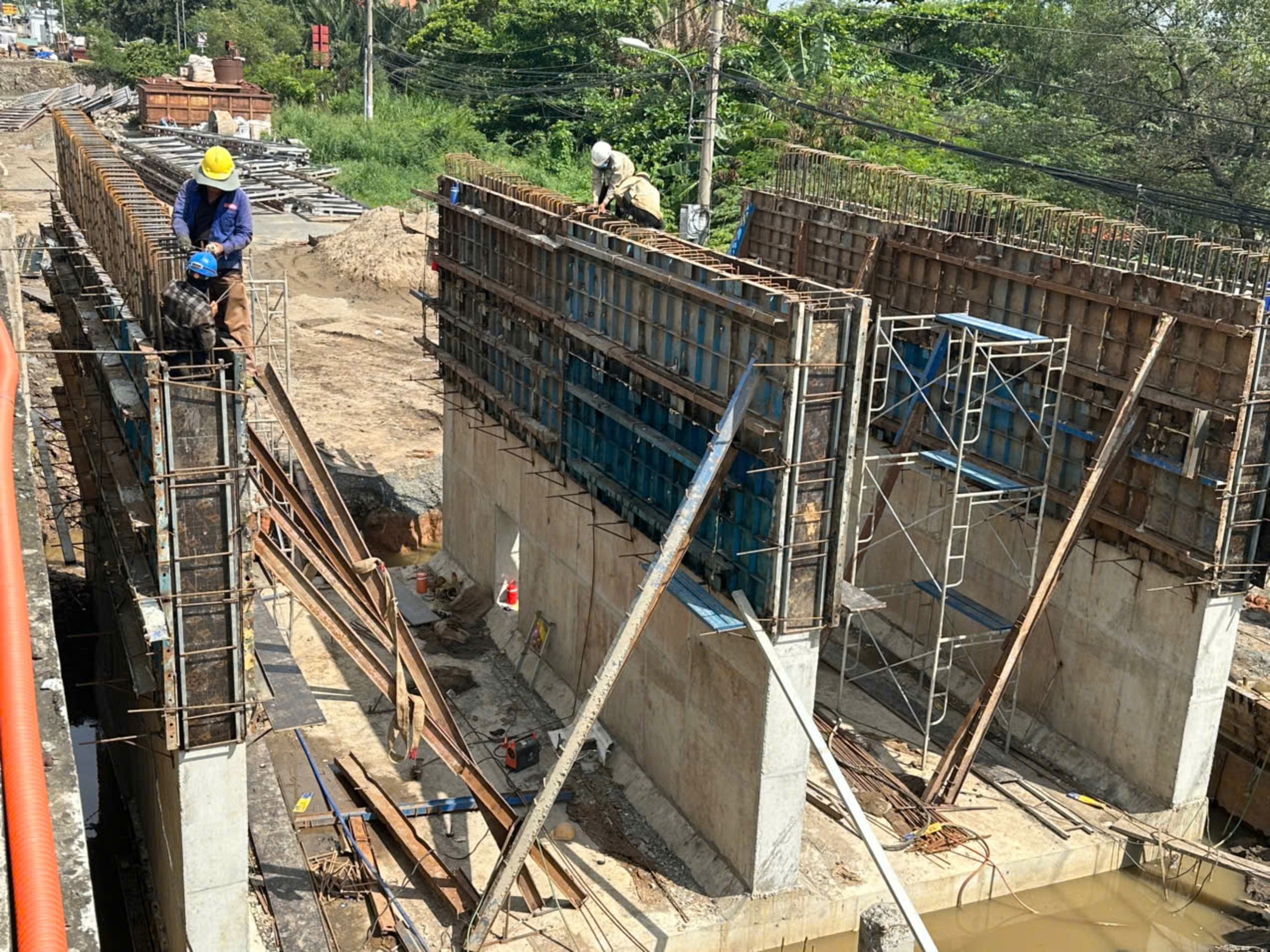 TP.HCM: Đắp phụ m&aacute;i taluy đường cầu Tăng Long sau sự cố sụt l&uacute;n- Ảnh 1.