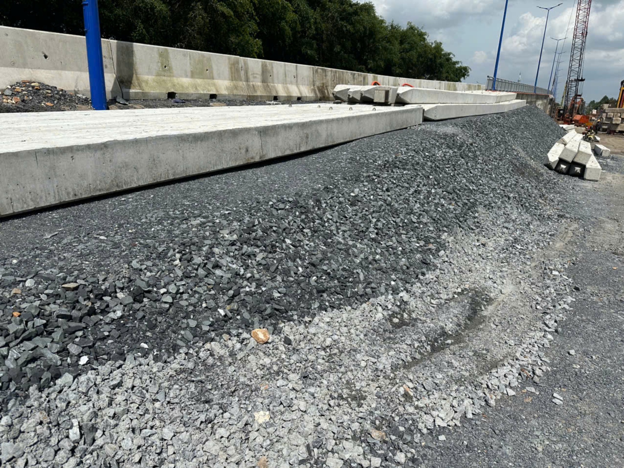 TP.HCM: Đắp phụ m&aacute;i taluy đường cầu Tăng Long sau sự cố sụt l&uacute;n- Ảnh 2.