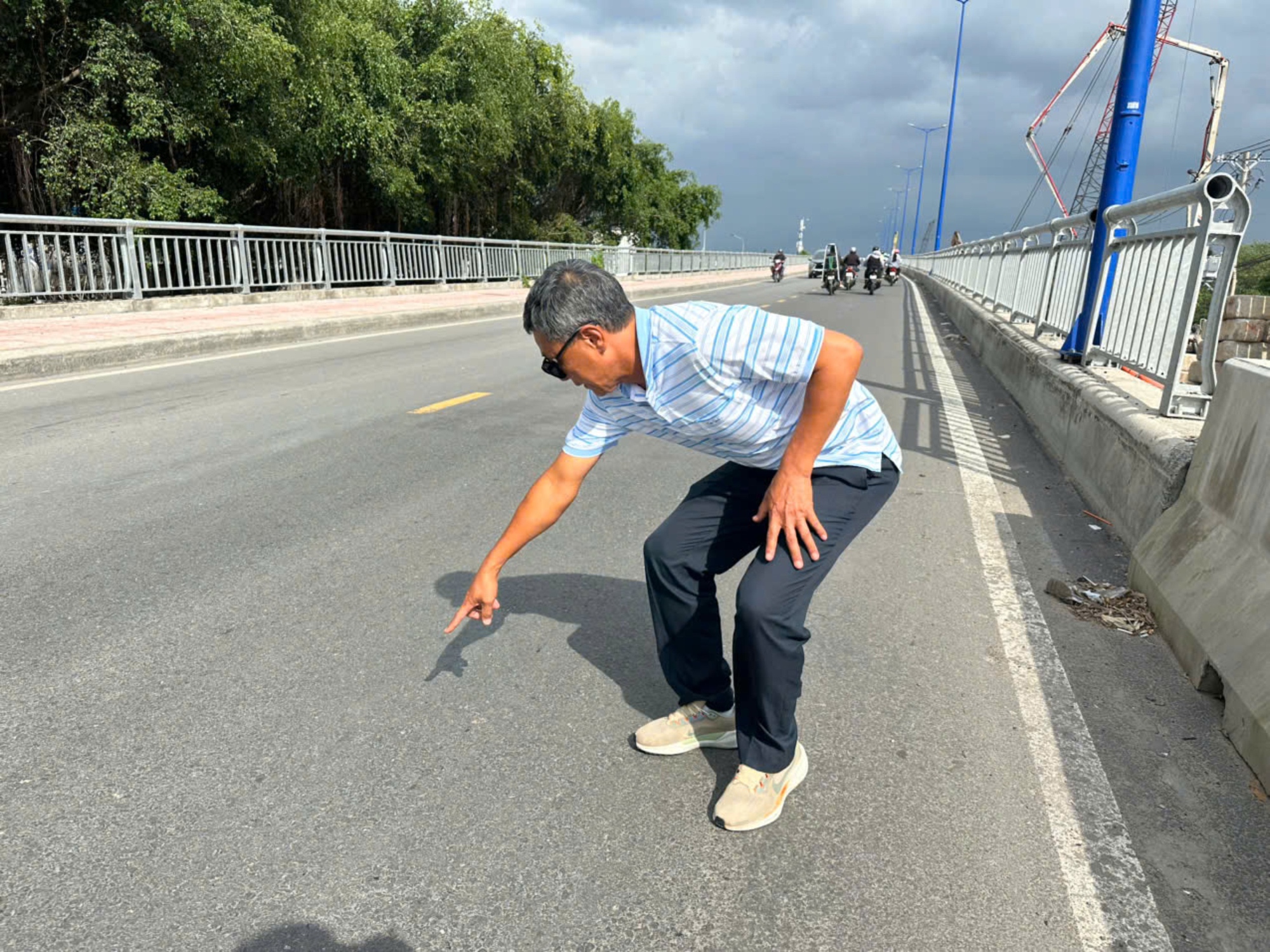 TP.HCM: Đắp phụ m&aacute;i taluy đường cầu Tăng Long sau sự cố sụt l&uacute;n- Ảnh 3.