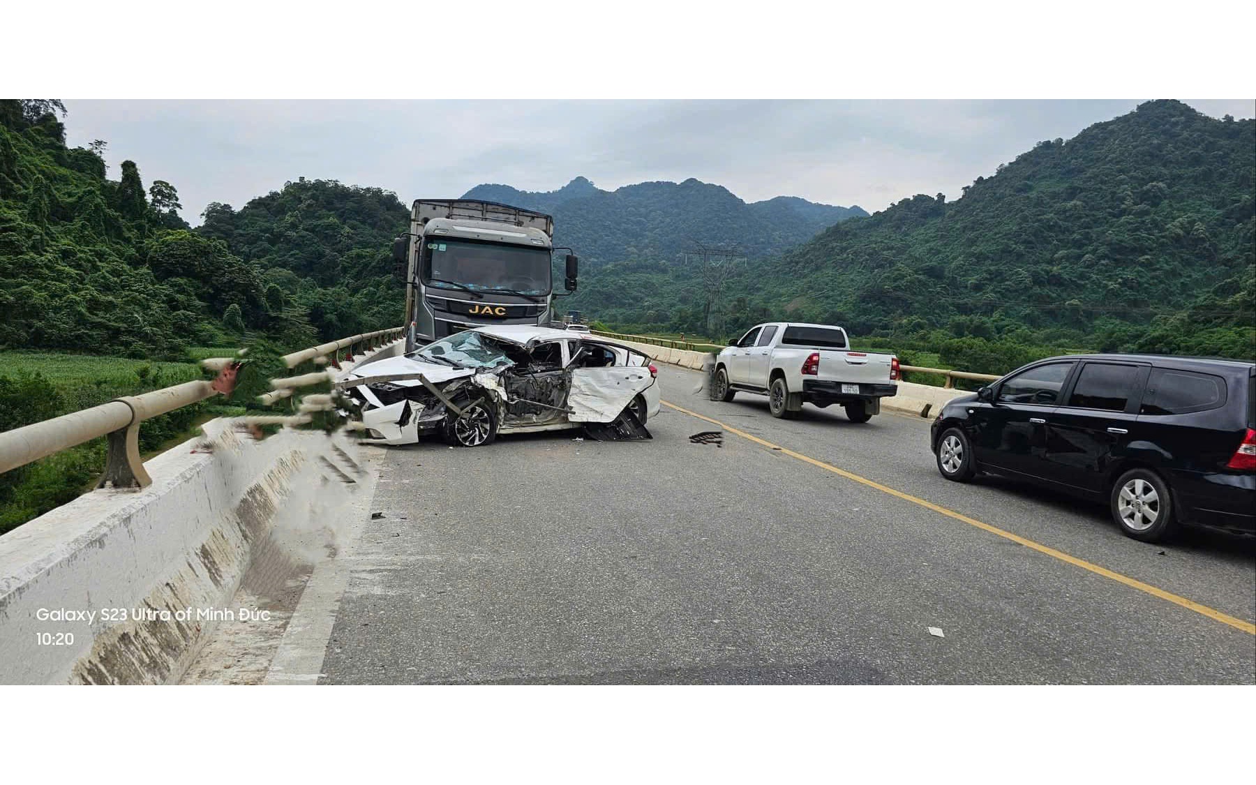 Tai nạn tr&ecirc;n đường Hồ Ch&iacute; Minh, xe tải văng khỏi cầu, 1 người tử vong