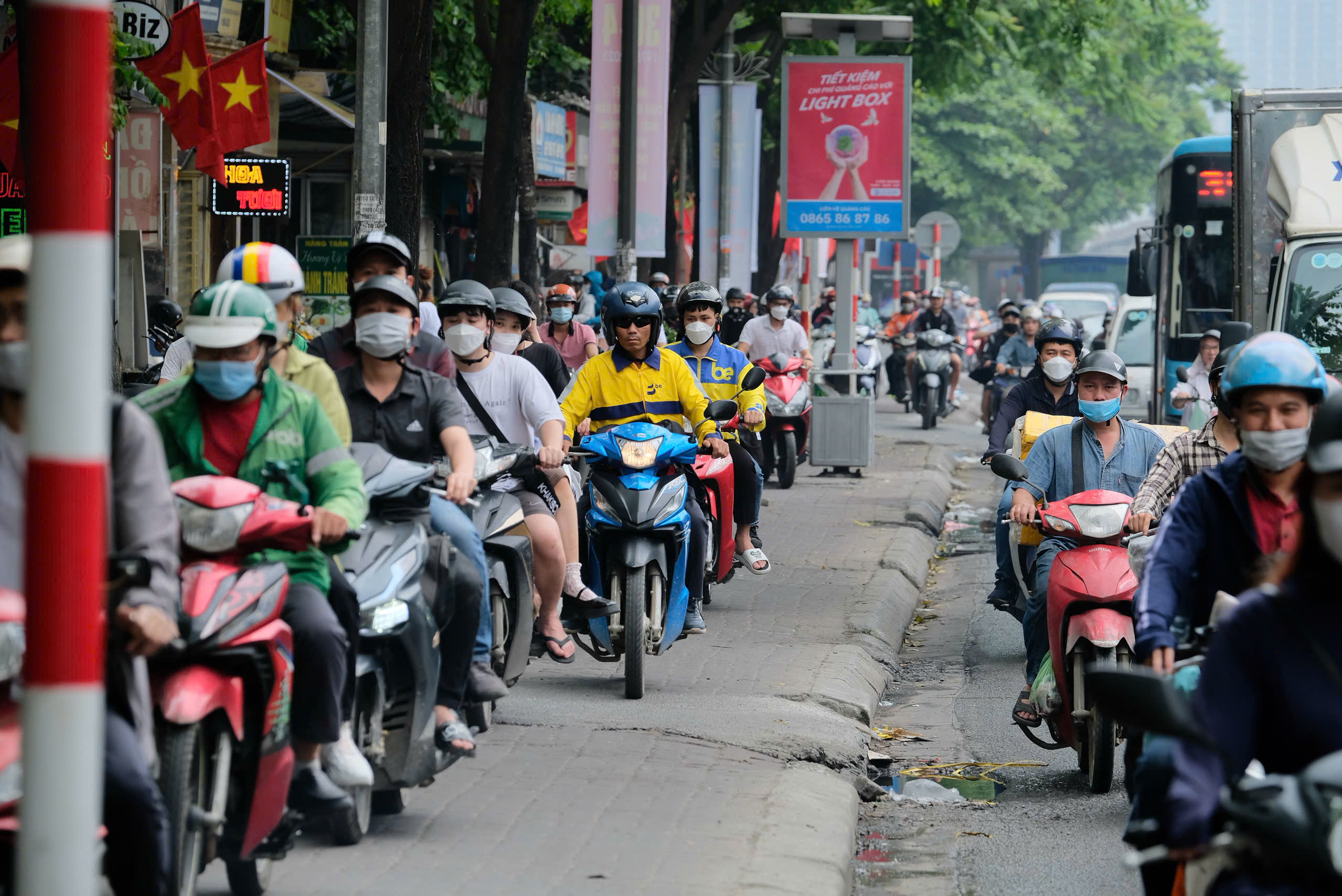 H&agrave; Nội: CSGT ra qu&acirc;n ghi h&igrave;nh vi phạm, h&agrave;ng trăm xe m&aacute;y bị phạt nguội- Ảnh 2.
