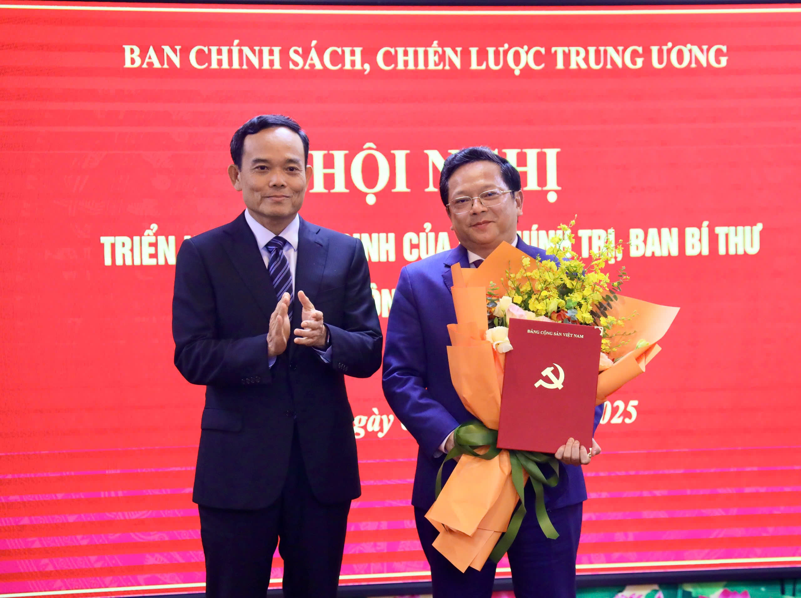 Bổ nhiệm hai Ph&oacute; trưởng Ban Ch&iacute;nh s&aacute;ch, Chiến lược Trung ương- Ảnh 2.