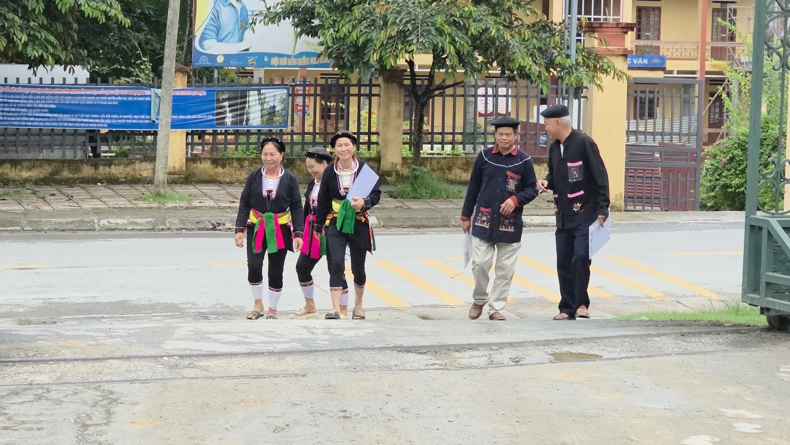 Ngày đầu vận hành, các "siêu phường xã" đông người dân làm thủ tục- Ảnh 1. Ngày đầu vận hành, các "siêu phường xã" đông người dân làm thủ tục- Ảnh 1.