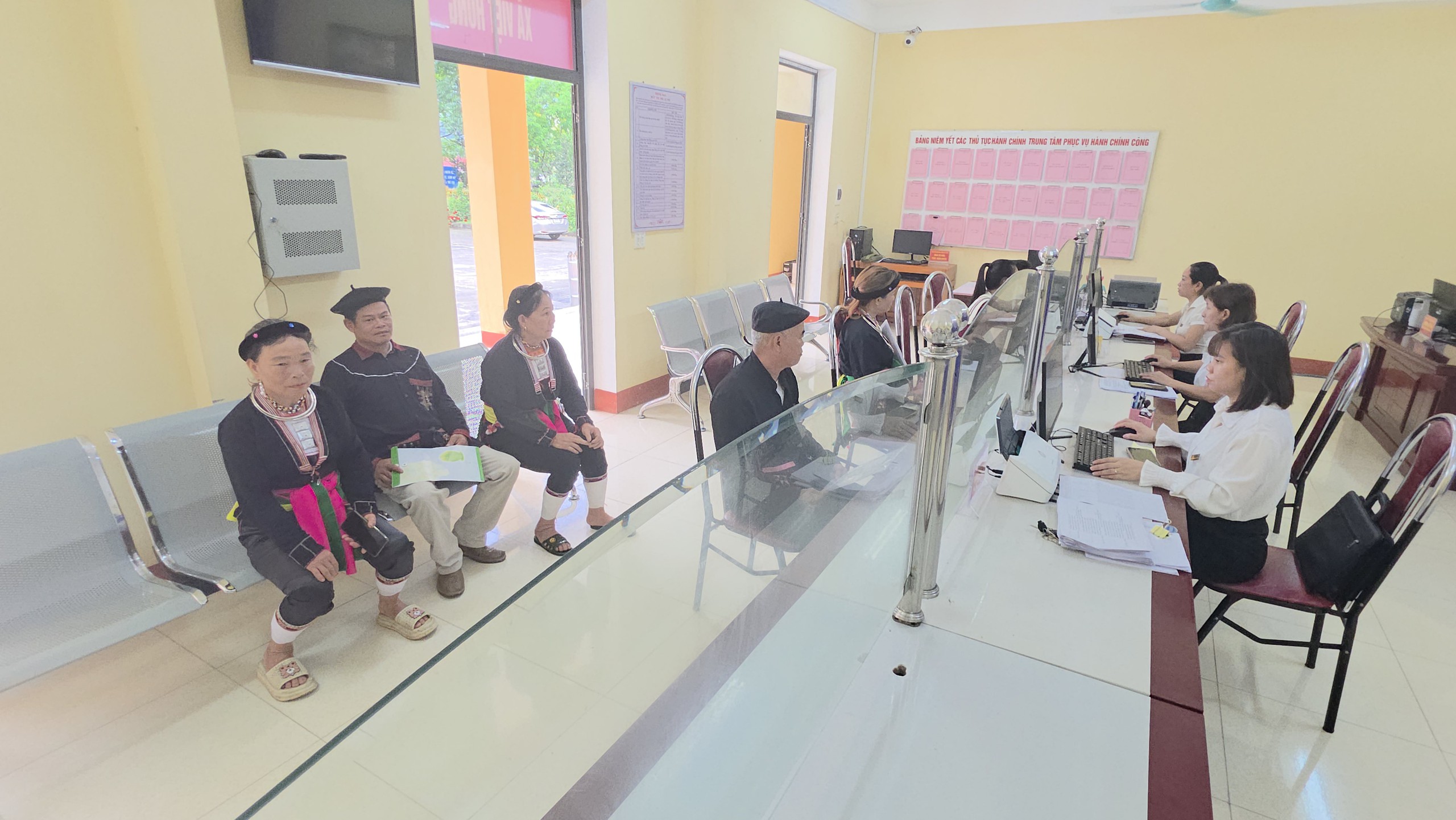 Ngày đầu vận hành, các "siêu phường xã" đông người dân làm thủ tục- Ảnh 3. Ngày đầu vận hành, các "siêu phường xã" đông người dân làm thủ tục- Ảnh 3.