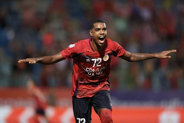 Cầu thủ xuất sắc nhất V-League 2024-2025 gọi t&ecirc;n Alan Grafite- Ảnh 1.