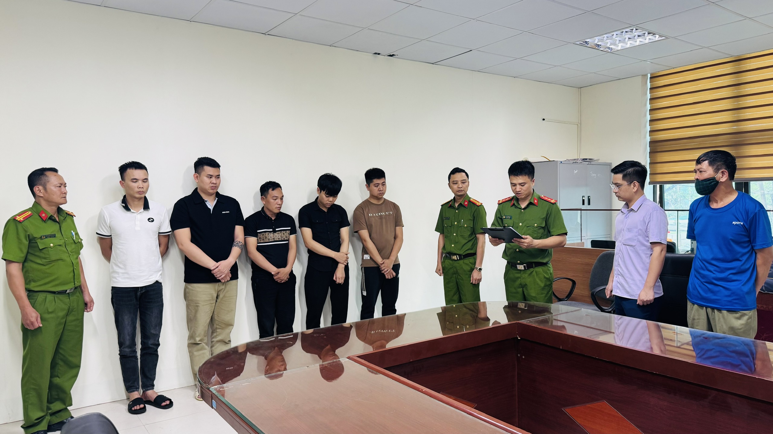 L&agrave;o Cai: Mở rộng điều tra vụ lừa người d&acirc;n v&ugrave;ng s&acirc;u, v&ugrave;ng xa l&agrave;m giả hồ sơ vay vốn- Ảnh 1.