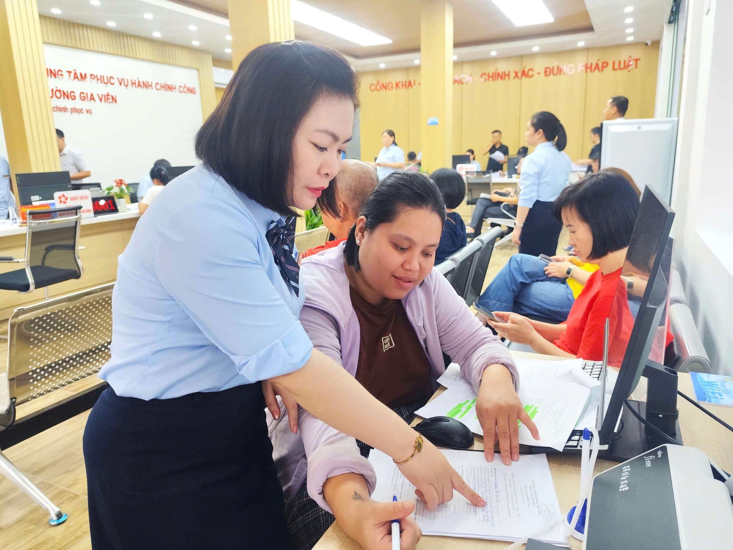 Ngày đầu vận hành, các "siêu phường xã" đông người dân làm thủ tục- Ảnh 7. Ngày đầu vận hành, các "siêu phường xã" đông người dân làm thủ tục- Ảnh 7.