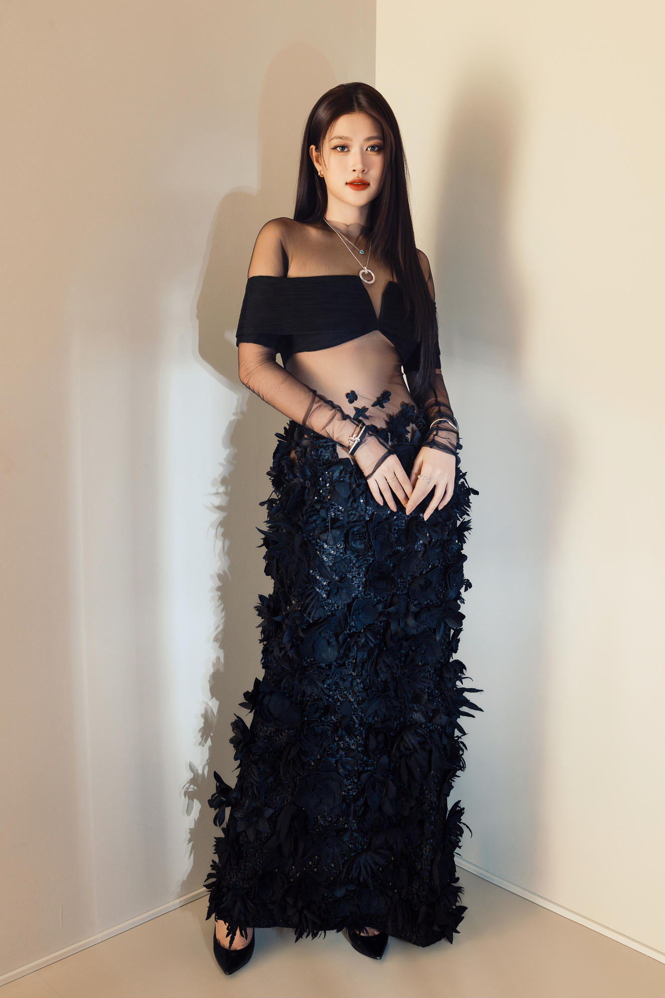 Hoa hậu Đo&agrave;n Thi&ecirc;n &Acirc;n quyến rũ với thiết kế của C&ocirc;ng Tr&iacute;- Ảnh 9.