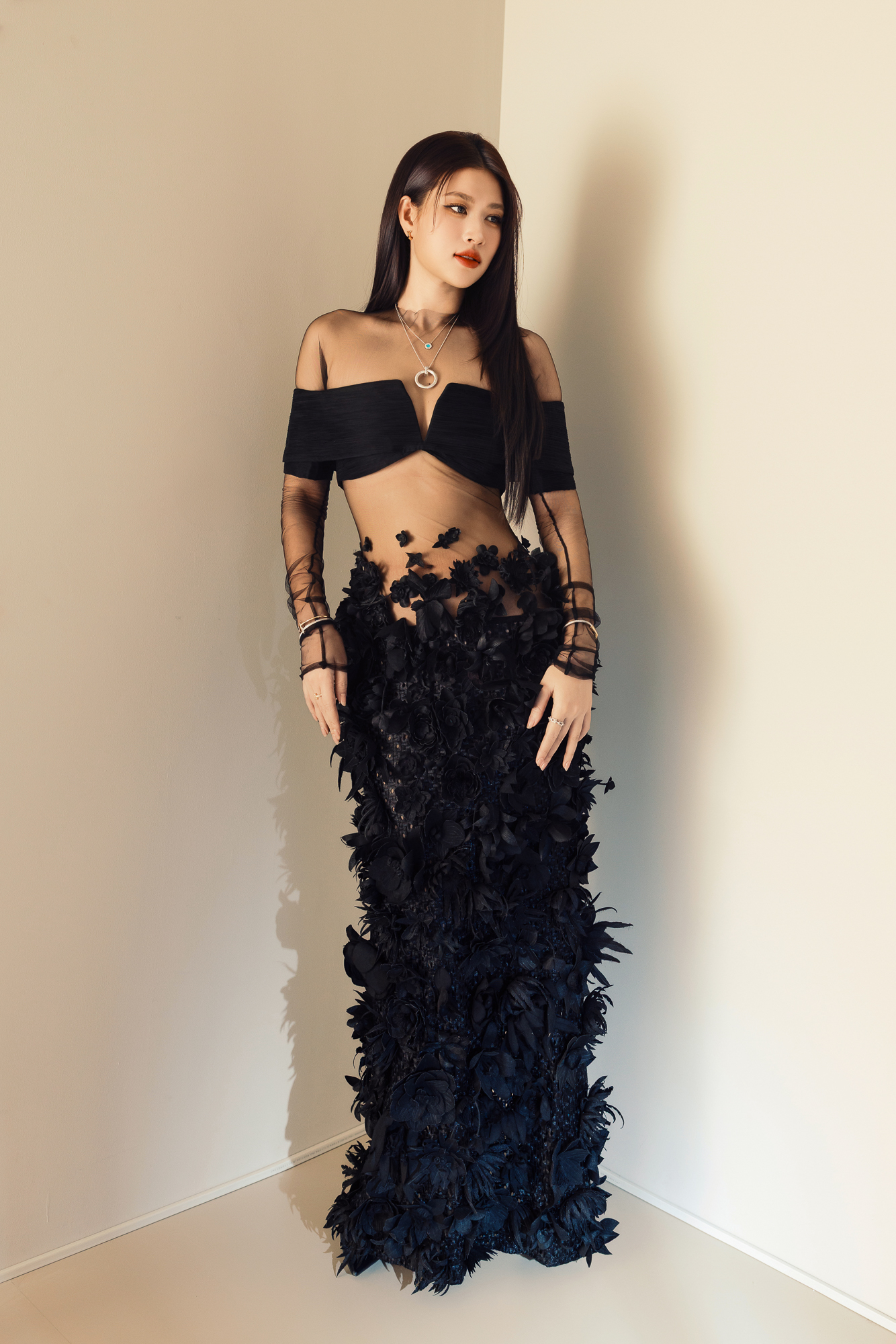 Hoa hậu Đo&agrave;n Thi&ecirc;n &Acirc;n quyến rũ với thiết kế của C&ocirc;ng Tr&iacute;- Ảnh 7.