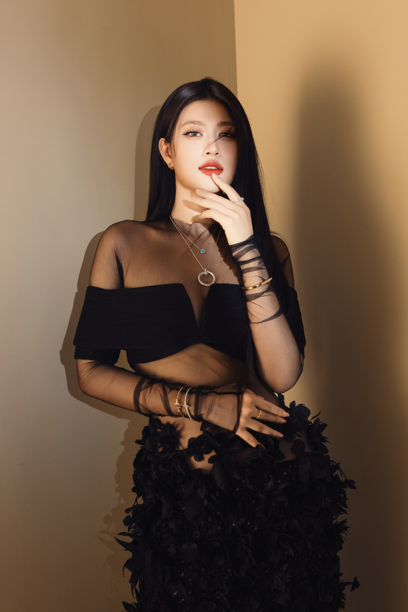 Hoa hậu Đo&agrave;n Thi&ecirc;n &Acirc;n quyến rũ với thiết kế của C&ocirc;ng Tr&iacute;- Ảnh 4.