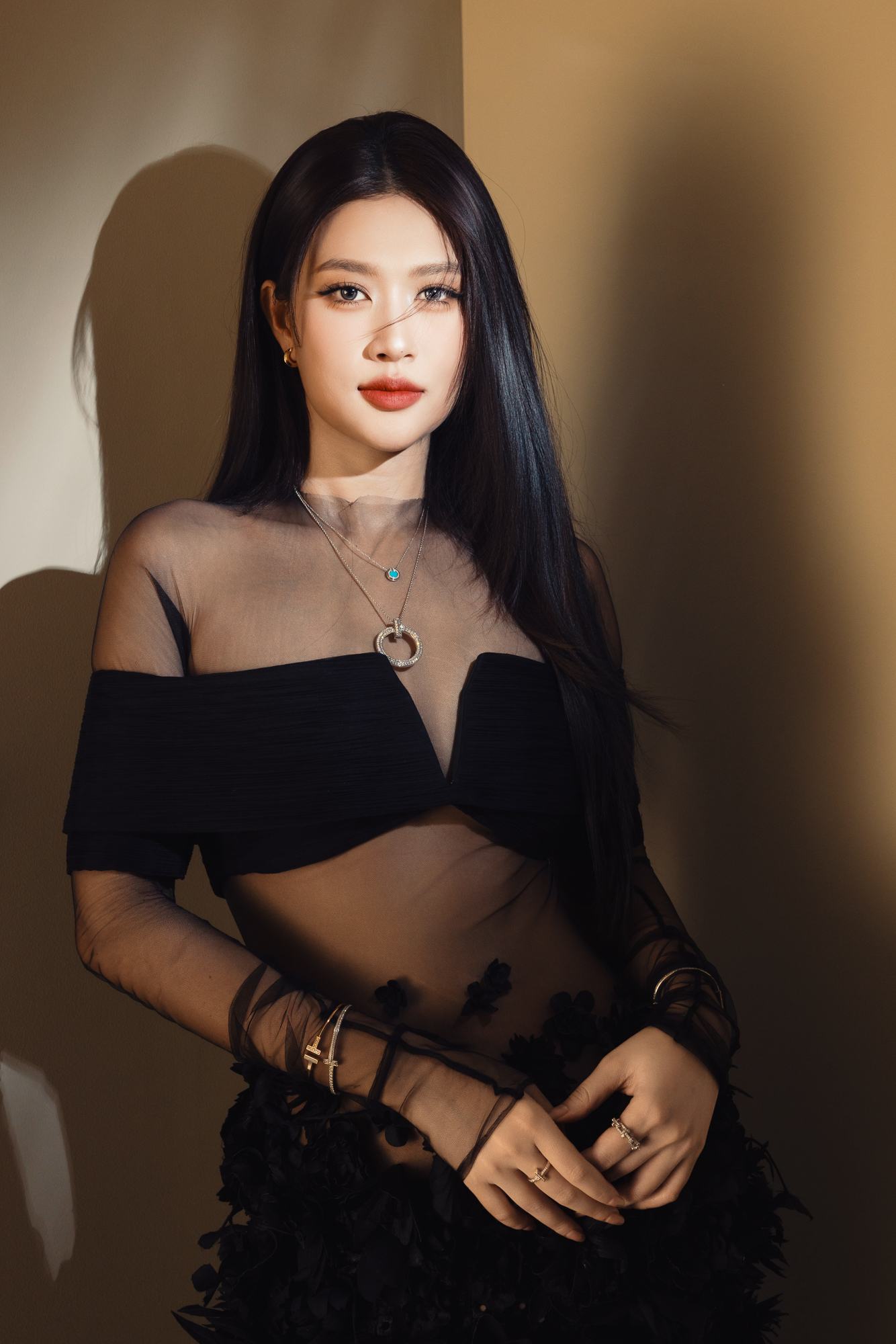 Hoa hậu Đo&agrave;n Thi&ecirc;n &Acirc;n quyến rũ với thiết kế của C&ocirc;ng Tr&iacute;- Ảnh 6.