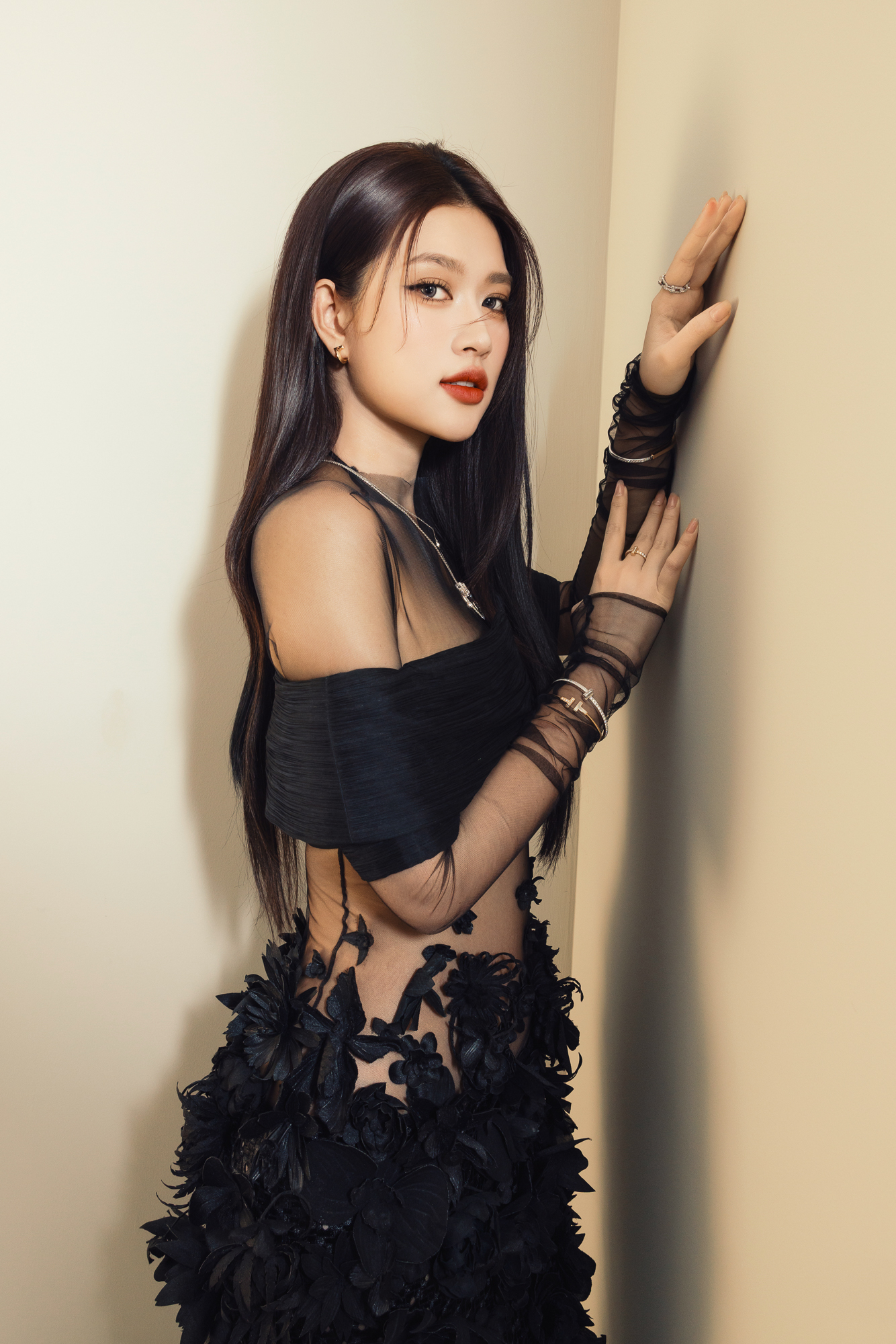 Hoa hậu Đo&agrave;n Thi&ecirc;n &Acirc;n quyến rũ với thiết kế của C&ocirc;ng Tr&iacute;- Ảnh 3.