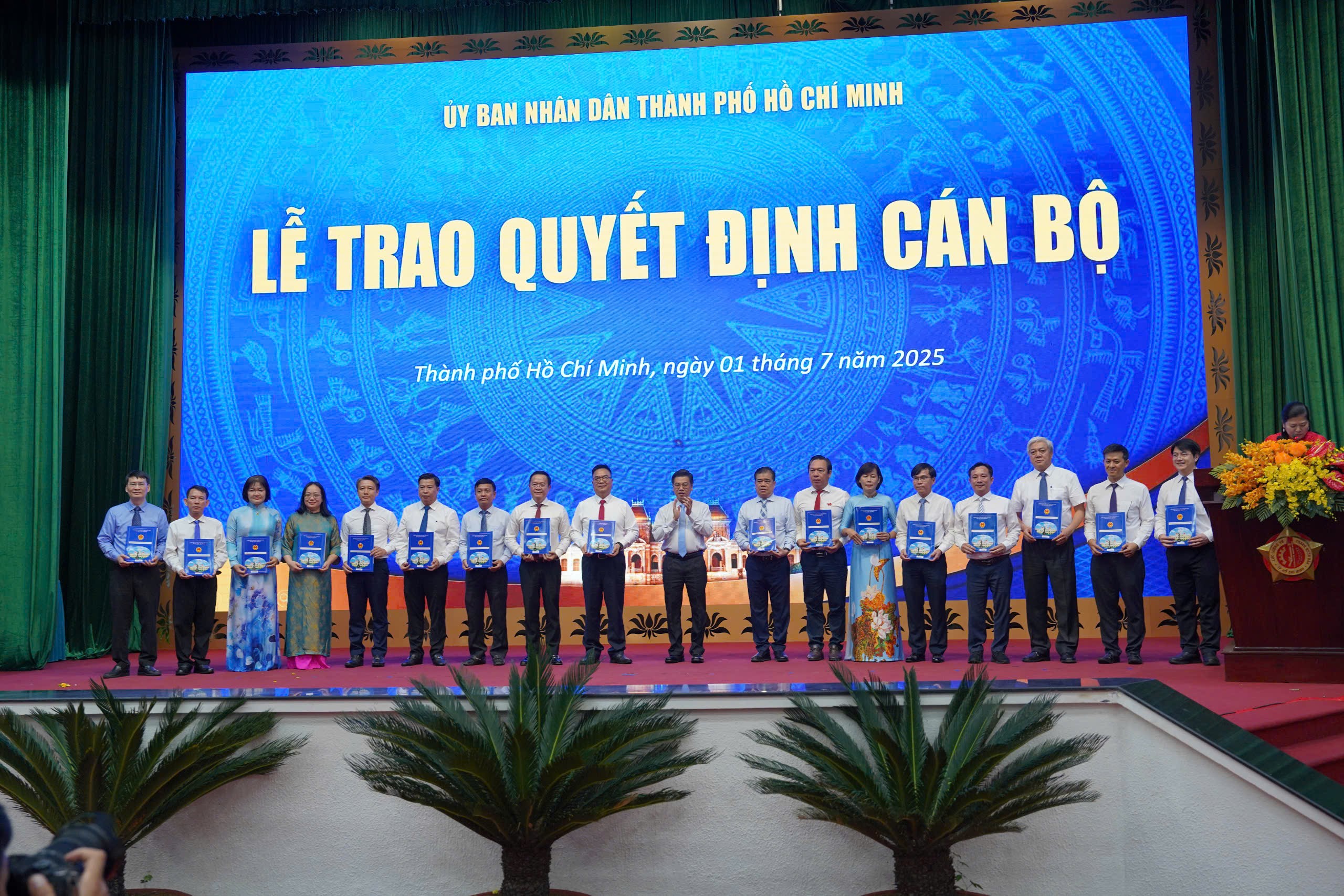 TP.HCM trao quyết định bổ nhiệm l&atilde;nh đạo 15 sở, ng&agrave;nh sau s&aacute;p nhập- Ảnh 1.
