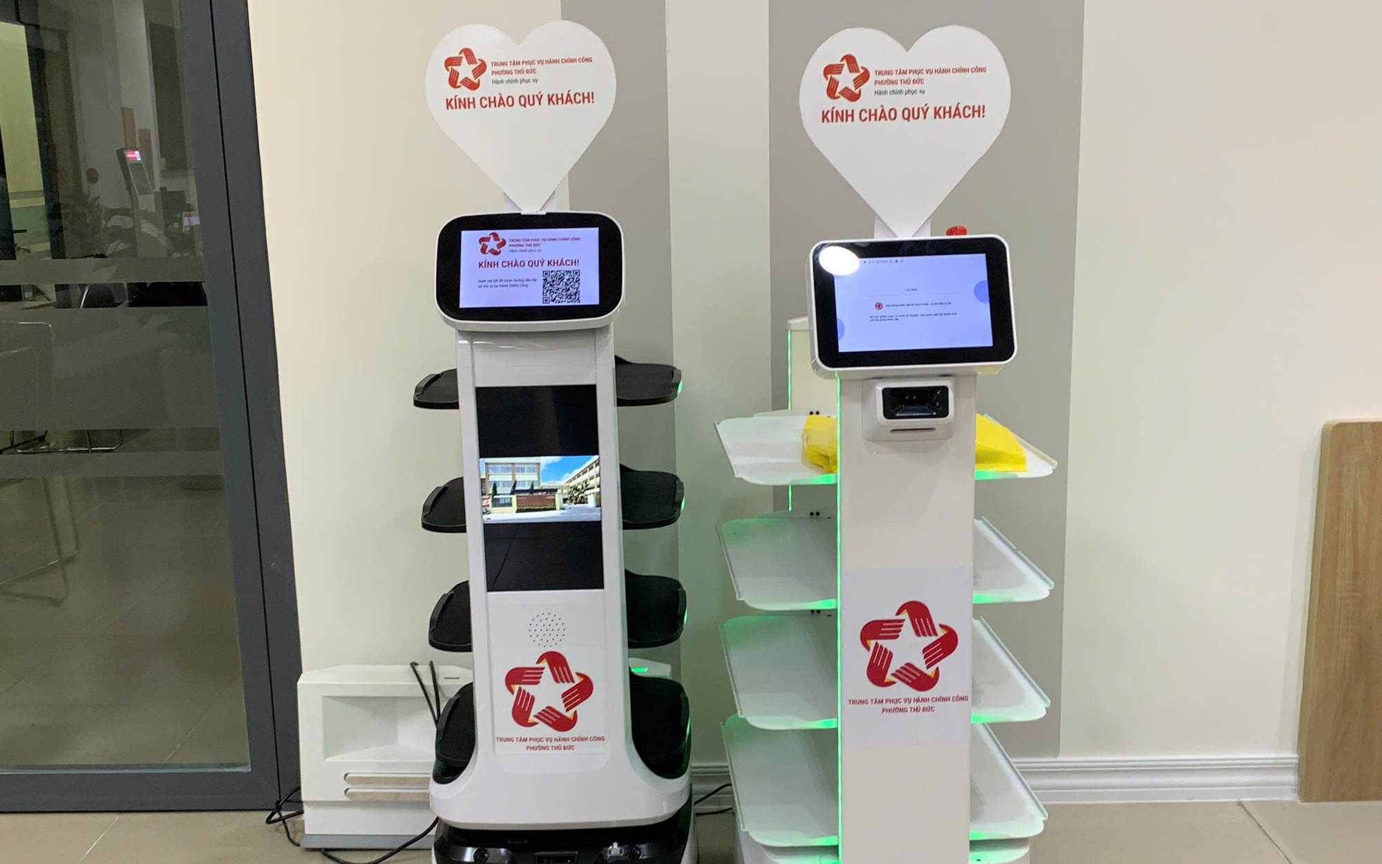 'C&aacute;n bộ robot' gi&uacute;p người d&acirc;n l&agrave;m thủ tục h&agrave;nh ch&iacute;nh tại TP.HCM