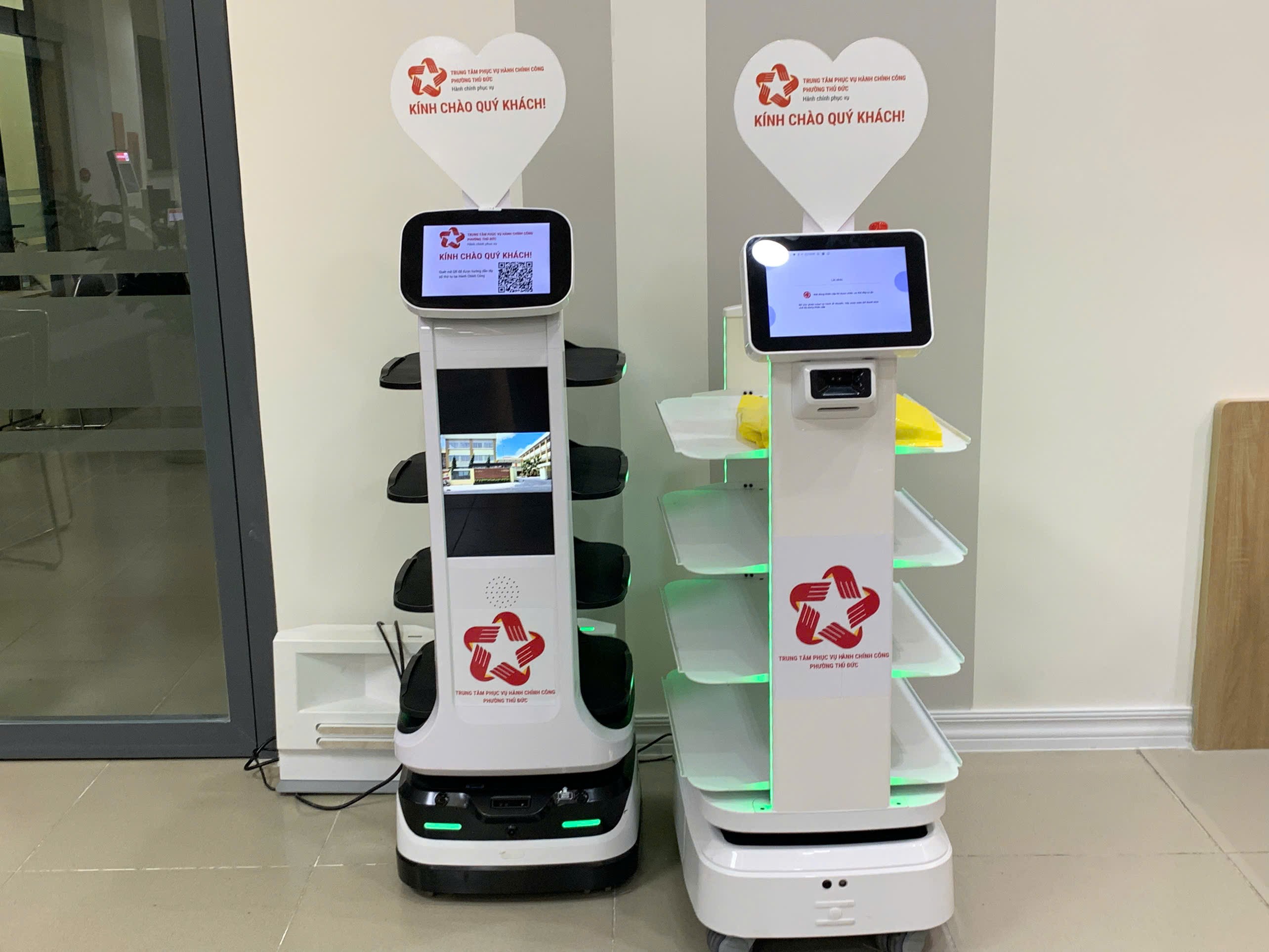 "C&aacute;n bộ robot" gi&uacute;p người d&acirc;n l&agrave;m thủ tục h&agrave;nh ch&iacute;nh tại TP.HCM- Ảnh 1.