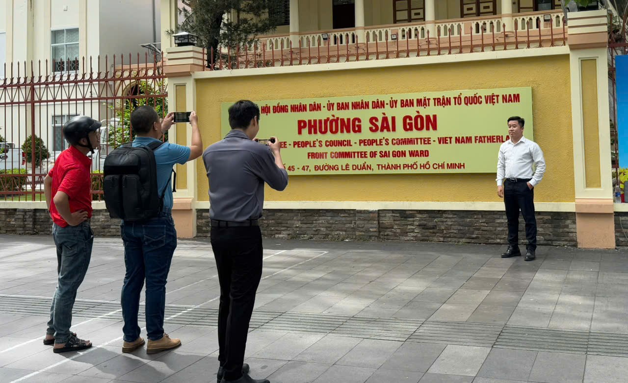 "C&aacute;n bộ robot" gi&uacute;p người d&acirc;n l&agrave;m thủ tục h&agrave;nh ch&iacute;nh tại TP.HCM- Ảnh 3.