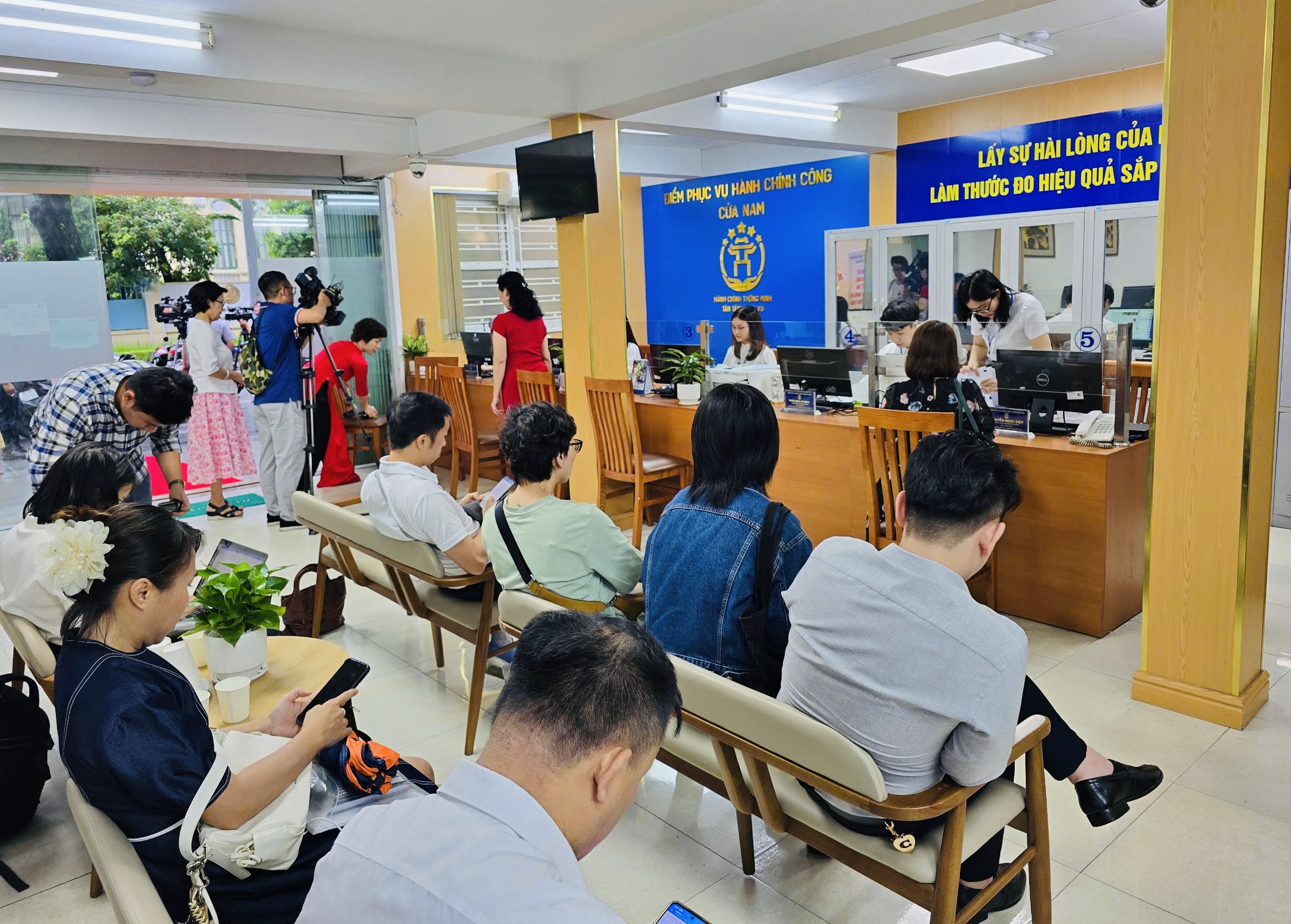 Hà Nội: Phường Việt Hưng mời luật sư tư vấn miễn phí ngày đầu vận hành chính quyền hai cấp- Ảnh 6. Hà Nội: Phường Việt Hưng mời luật sư tư vấn miễn phí ngày đầu vận hành chính quyền hai cấp- Ảnh 6.