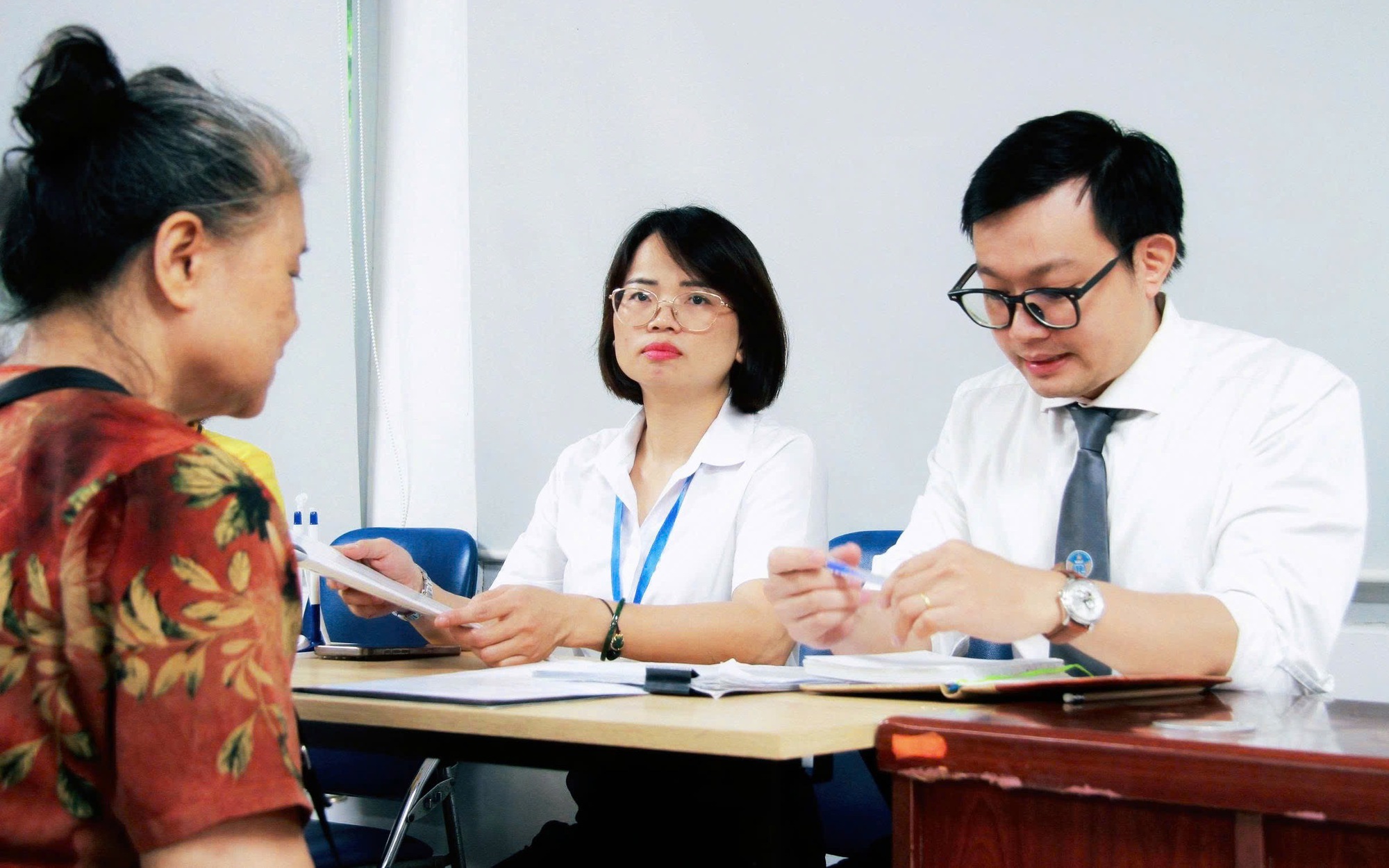 Ngày đầu vận hành, các "siêu phường xã" đông người dân làm thủ tục- Ảnh 17. Hà Nội: Phường Việt Hưng mời luật sư tư vấn miễn phí ngày đầu vận hành chính quyền hai cấp