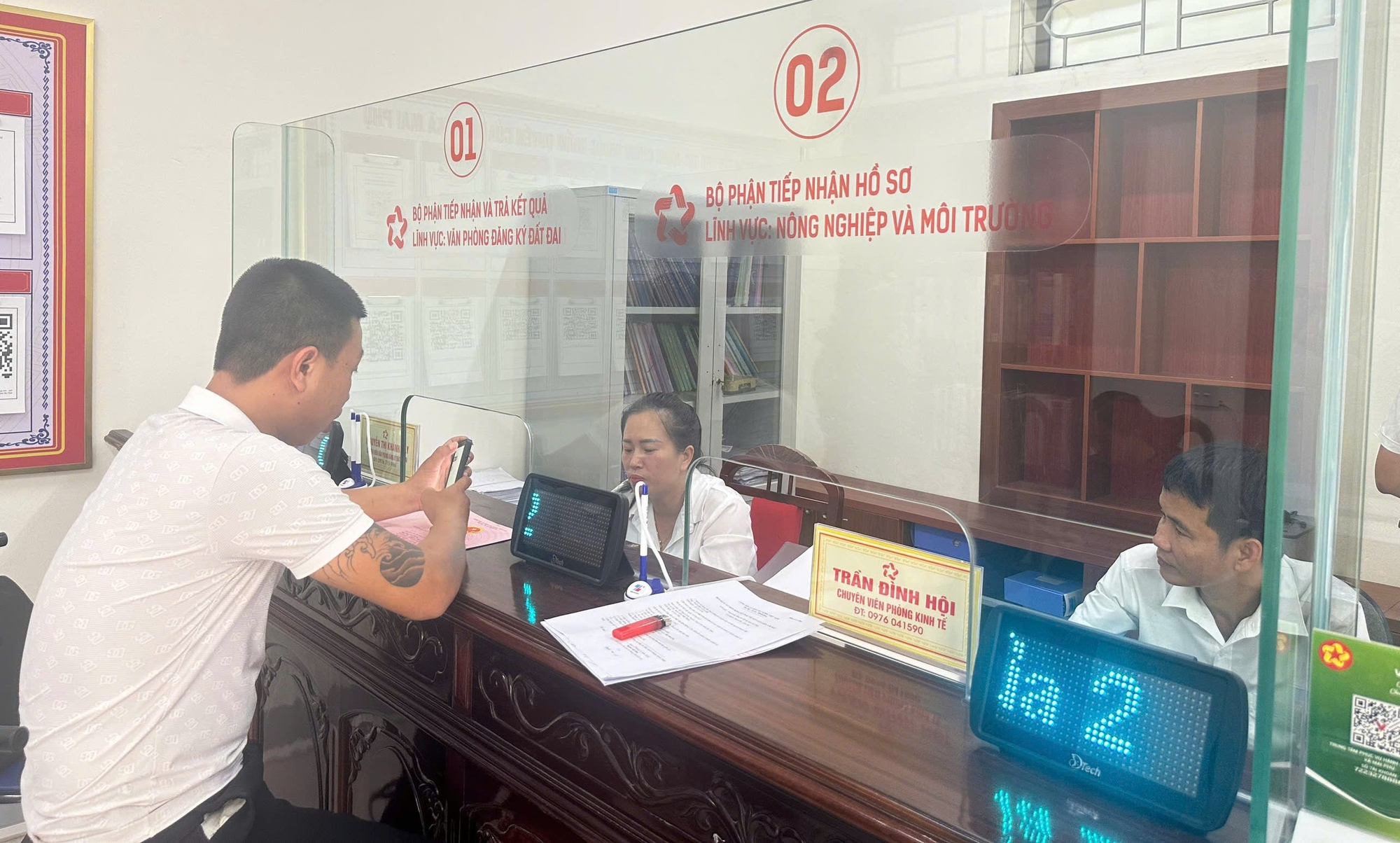 Ngày đầu vận hành, các "siêu phường xã" đông người dân làm thủ tục- Ảnh 9. Ngày đầu vận hành, các "siêu phường xã" đông người dân làm thủ tục- Ảnh 9.