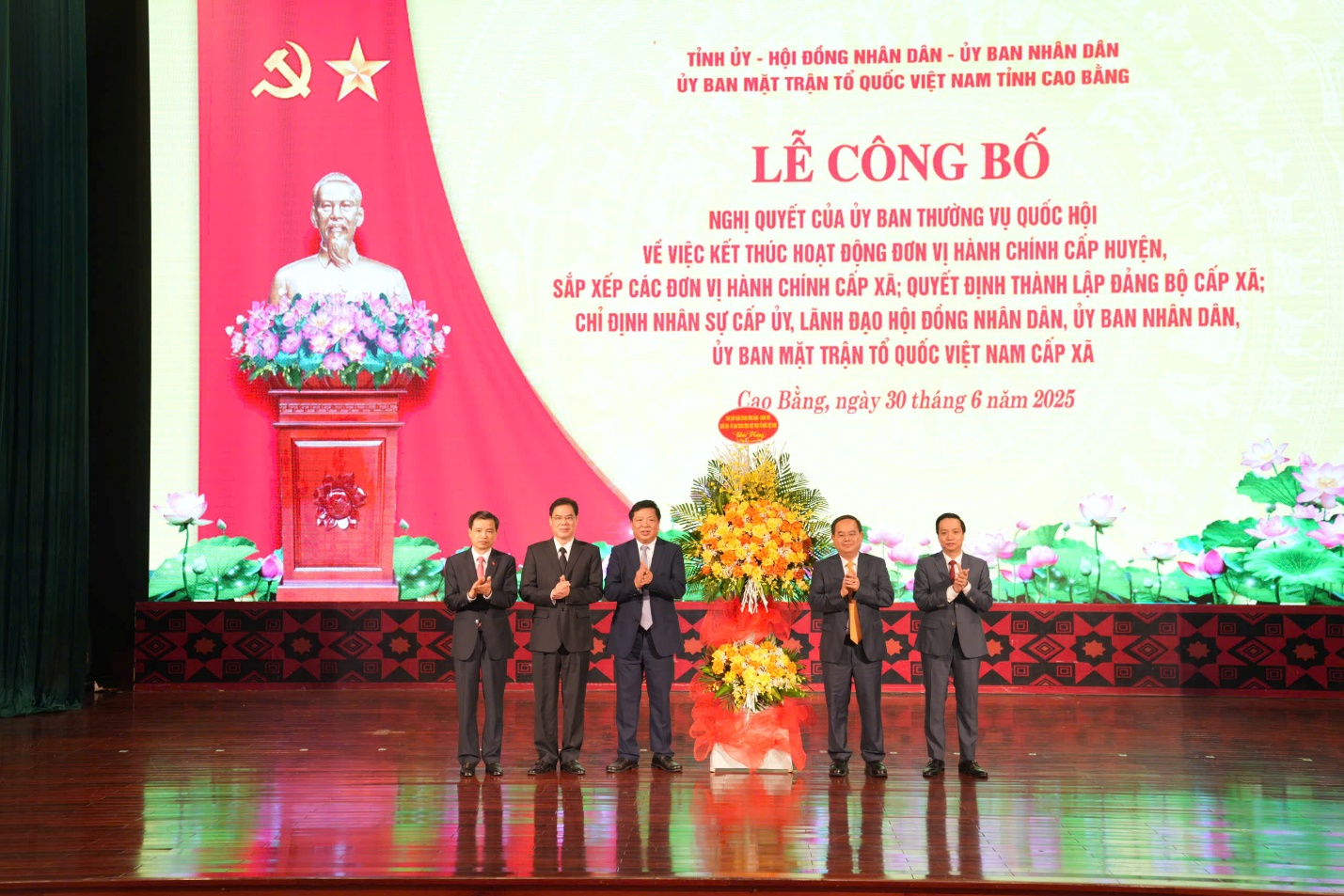 Minister Tran Hong Minh: Cao Bang urged to boost transport, trade and tourism- Ảnh 2. A group of men on a stage AI-generated content may be incorrect.