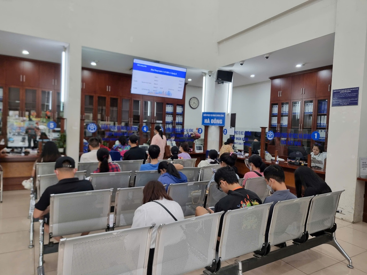 Ng&agrave;y đầu vận h&agrave;nh ch&iacute;nh quyền 2 cấp của c&aacute;c phường, x&atilde; tại Thủ đ&ocirc; H&agrave; Nội- Ảnh 6.