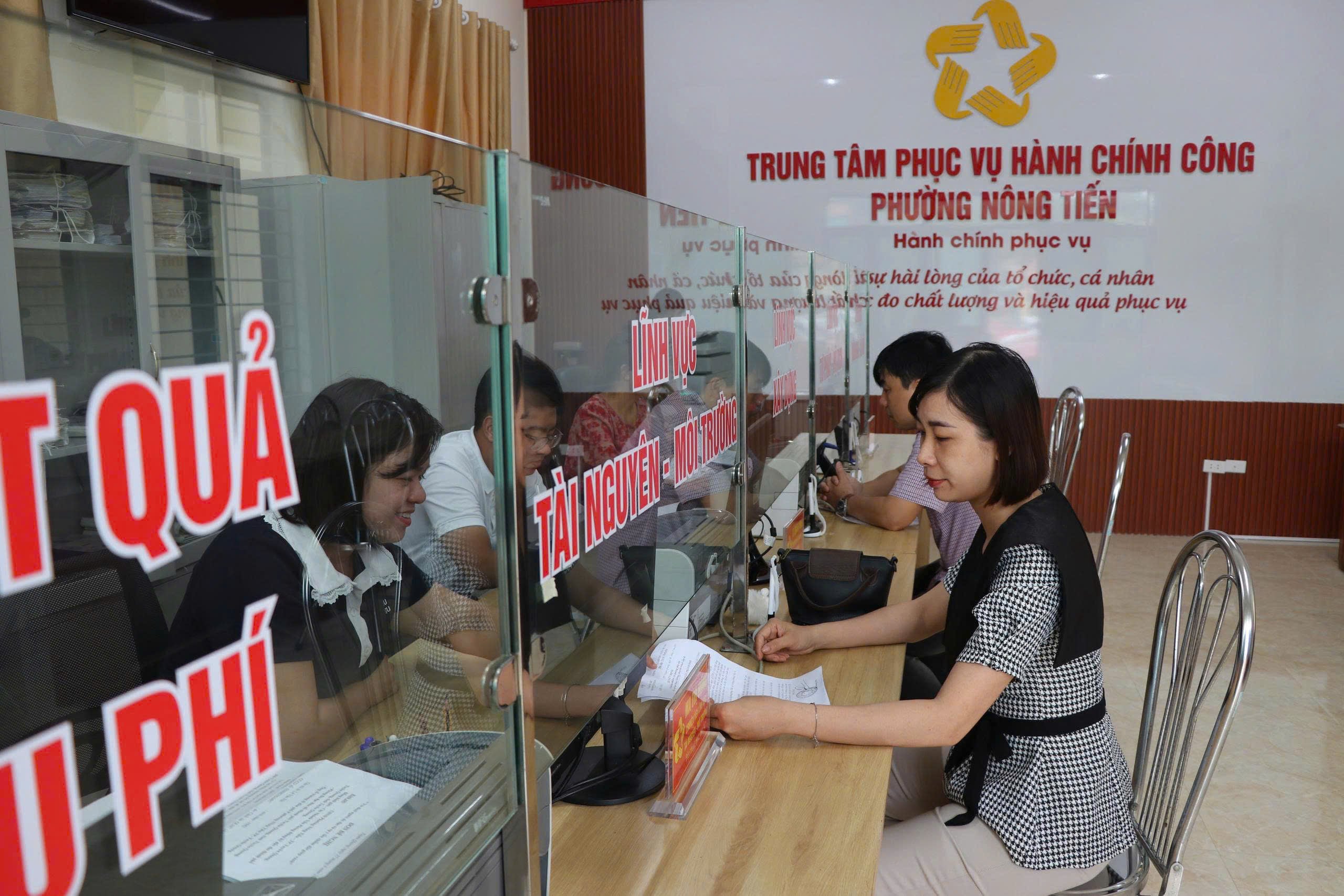 Ngày đầu vận hành, các "siêu phường xã" đông người dân làm thủ tục- Ảnh 6. Ngày đầu vận hành, các "siêu phường xã" đông người dân làm thủ tục- Ảnh 6.