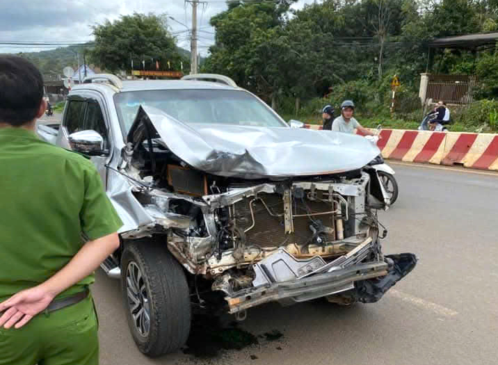 Đắk Lắk: Người d&acirc;n v&acirc;y bắt t&agrave;i xế xe &ocirc; t&ocirc; g&acirc;y tai nạn rồi bỏ trốn- Ảnh 2.