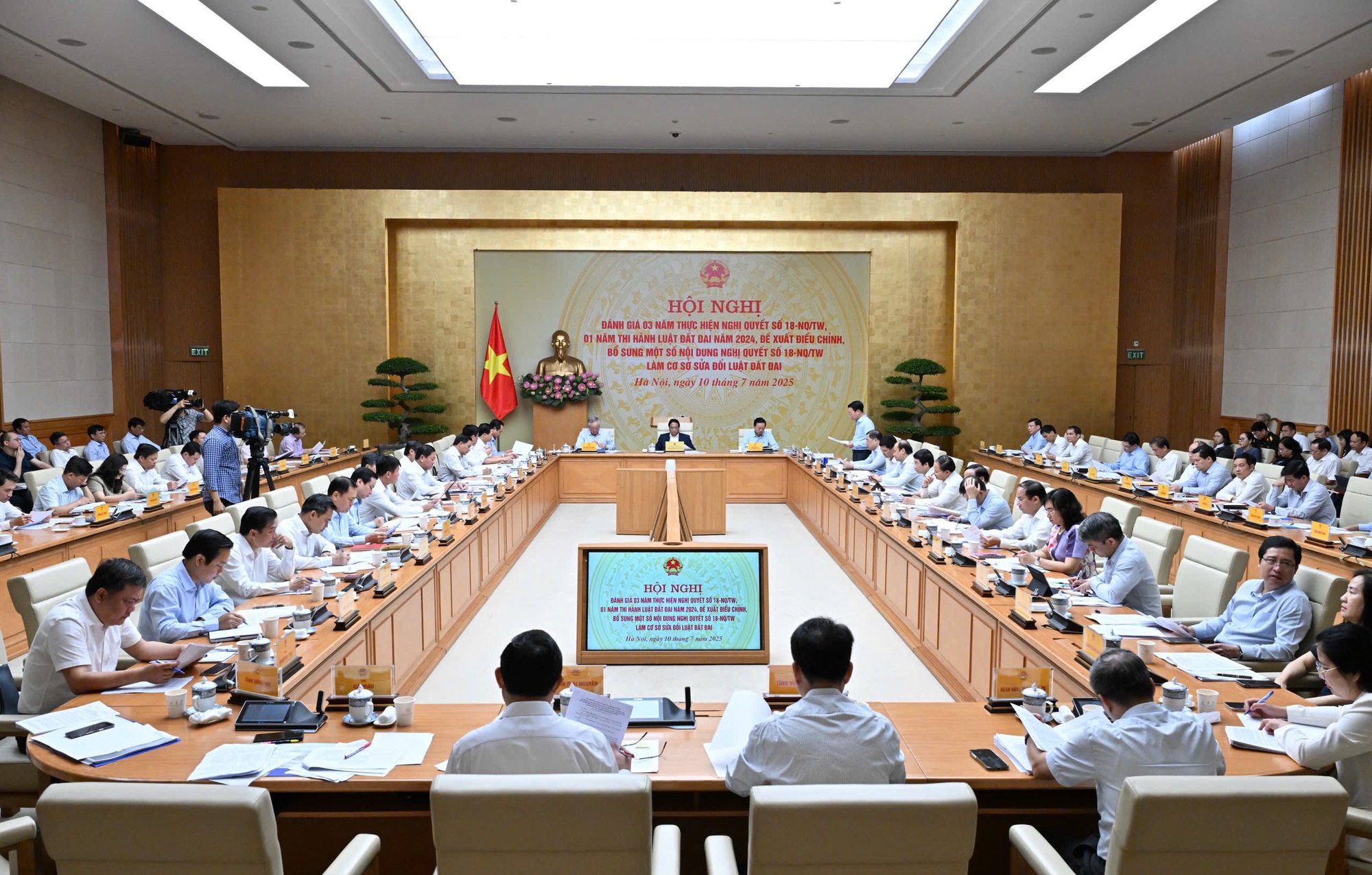 Thủ tướng: Đ&aacute;nh gi&aacute; thực chất, kh&aacute;ch quan vướng mắc li&ecirc;n quan đến đất đai- Ảnh 1.
