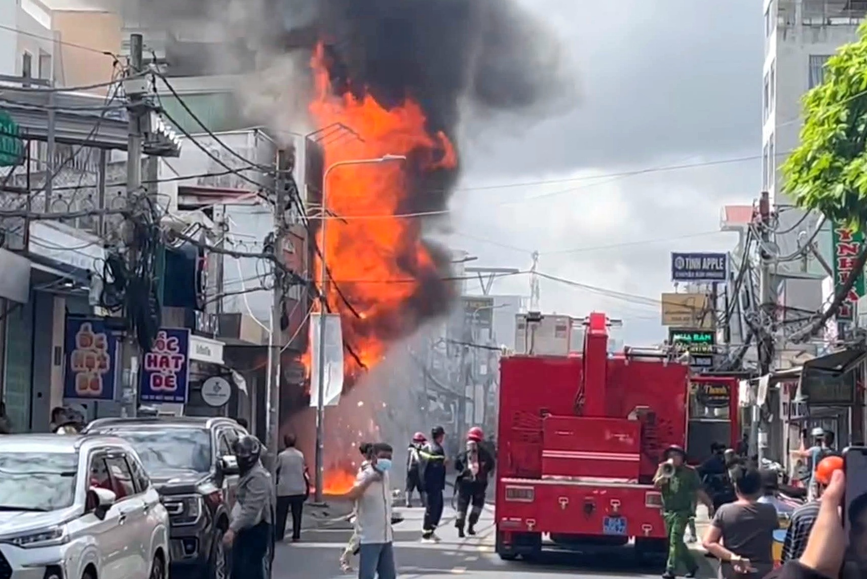 45 chiến sĩ, ba xe cứu hỏa dập tắt đ&aacute;m ch&aacute;y cửa h&agrave;ng điện thoại di động ở Cần Thơ- Ảnh 1.
