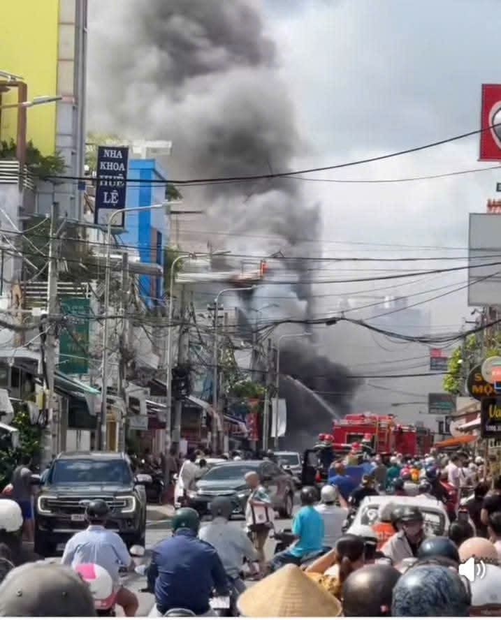 45 chiến sĩ, ba xe cứu hỏa dập tắt đ&aacute;m ch&aacute;y cửa h&agrave;ng điện thoại di động ở Cần Thơ- Ảnh 3.