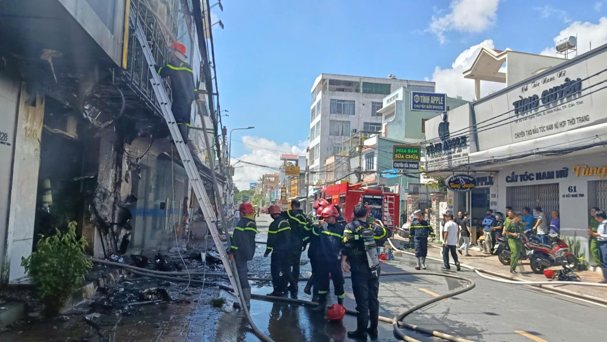 45 chiến sĩ, ba xe cứu hỏa dập tắt đ&aacute;m ch&aacute;y cửa h&agrave;ng điện thoại di động ở Cần Thơ- Ảnh 2.