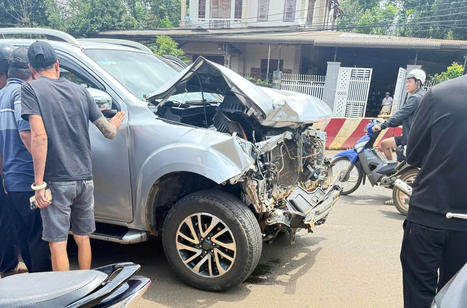 Đắk Lắk: Người d&acirc;n v&acirc;y bắt t&agrave;i xế xe &ocirc; t&ocirc; g&acirc;y tai nạn rồi bỏ trốn- Ảnh 1.