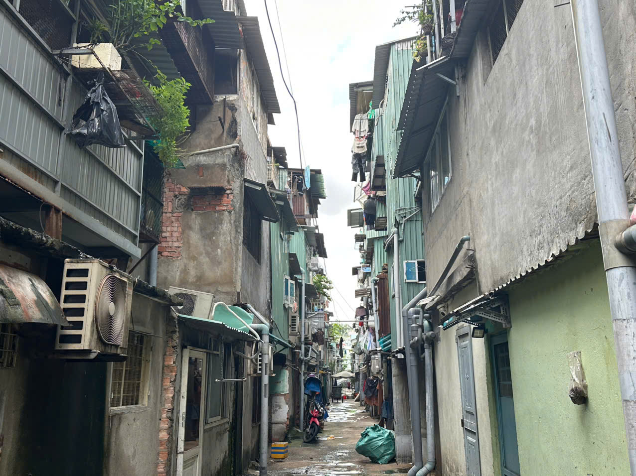 TP.HCM: Lồng sắt quây kín ban công, tiện ích hay hiểm họa?- Ảnh 8. TP.HCM: Lồng sắt quây kín ban công, tiện ích hay hiểm họa?- Ảnh 8.