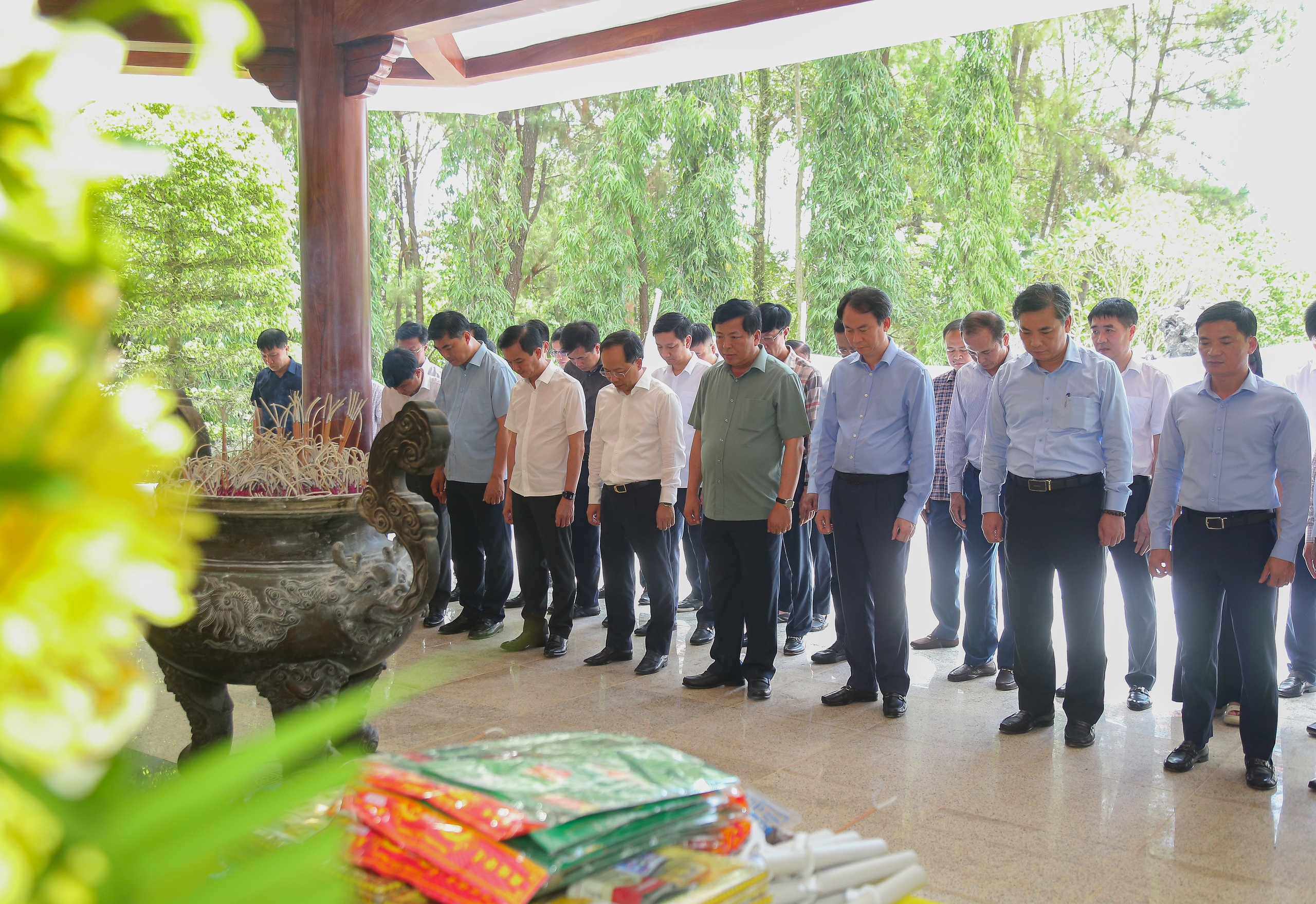 Bộ trưởng Trần Hồng Minh d&acirc;ng hương tưởng niệm c&aacute;c anh h&ugrave;ng liệt sĩ Trường Sơn- Ảnh 6.