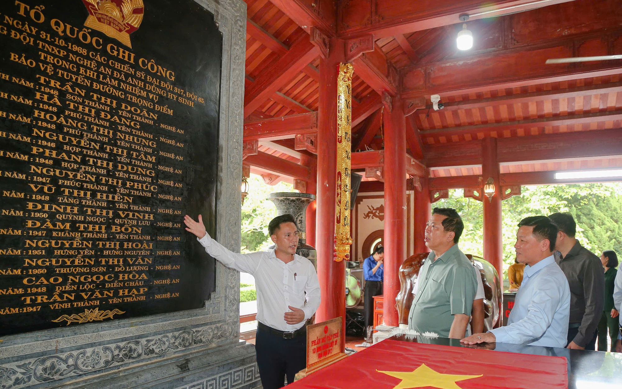 Bộ trưởng Trần Hồng Minh d&acirc;ng hương tưởng niệm c&aacute;c anh h&ugrave;ng liệt sĩ Trường Sơn