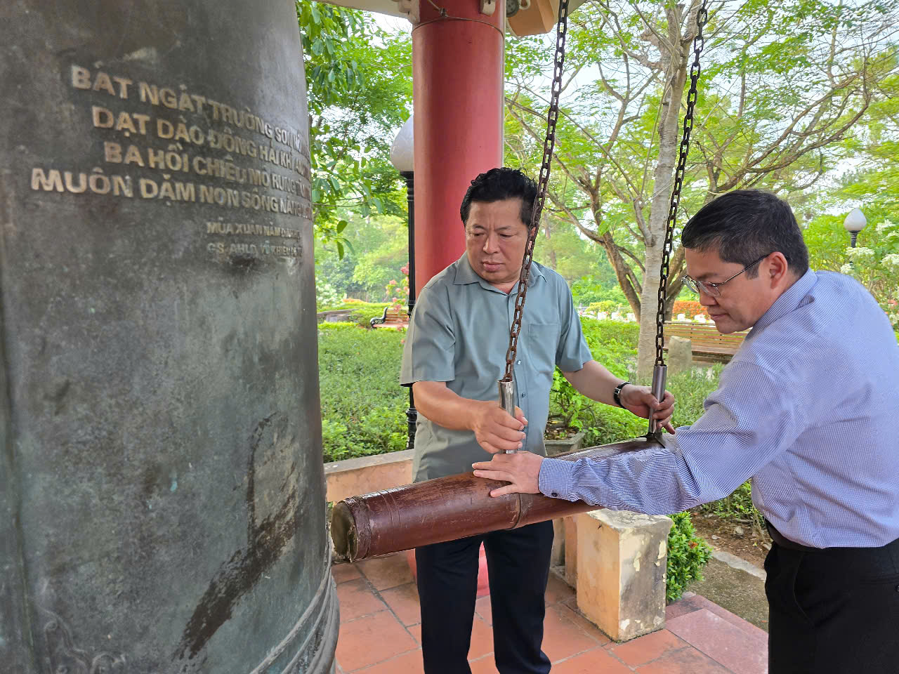 Bộ trưởng Trần Hồng Minh d&acirc;ng hương tưởng niệm c&aacute;c anh h&ugrave;ng liệt sĩ Trường Sơn- Ảnh 4.