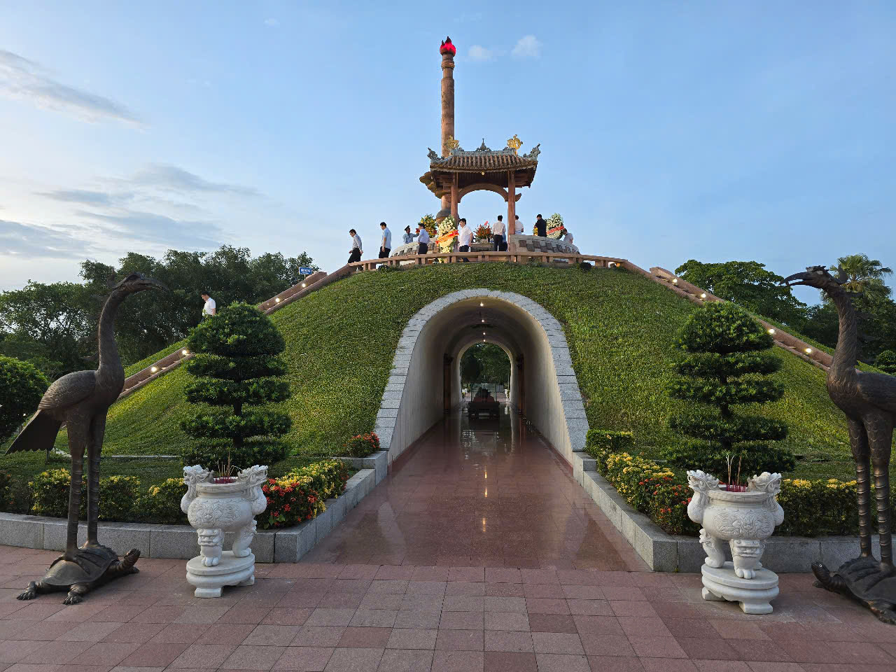 Bộ trưởng Trần Hồng Minh d&acirc;ng hương tưởng niệm c&aacute;c anh h&ugrave;ng liệt sĩ Trường Sơn- Ảnh 7.