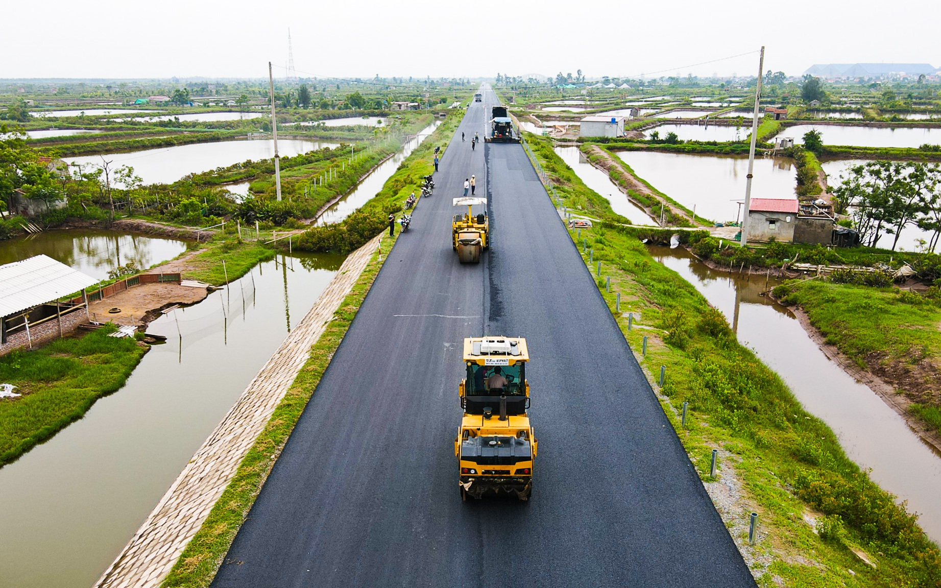 Hưng Y&ecirc;n: Hối hả thi c&ocirc;ng, quyết t&acirc;m đưa tuyến đường ven biển về đ&iacute;ch dịp Quốc kh&aacute;nh