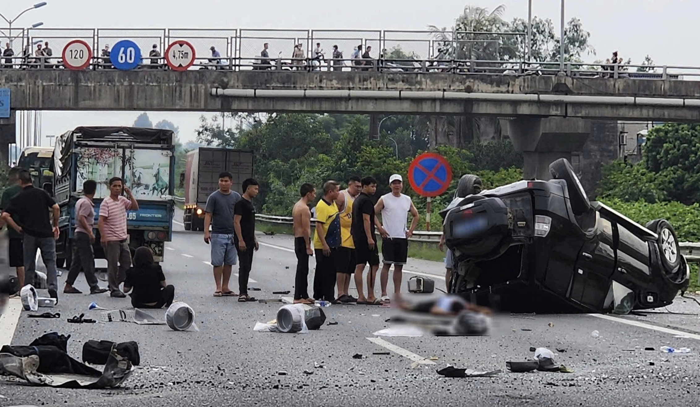 Vụ va chạm mạnh khiến &ocirc; t&ocirc; 7 chỗ bị lật.