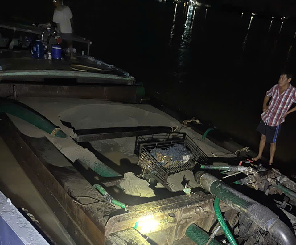 Vĩnh Long ph&aacute;t hiện 3 phương tiện chở c&aacute;t kh&ocirc;ng r&otilde; nguồn gốc- Ảnh 1.