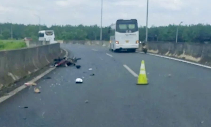 Người đ&agrave;n &ocirc;ng đi xe m&aacute;y ng&atilde; xuống đường tử vong sau va chạm với xe kh&aacute;ch- Ảnh 1.