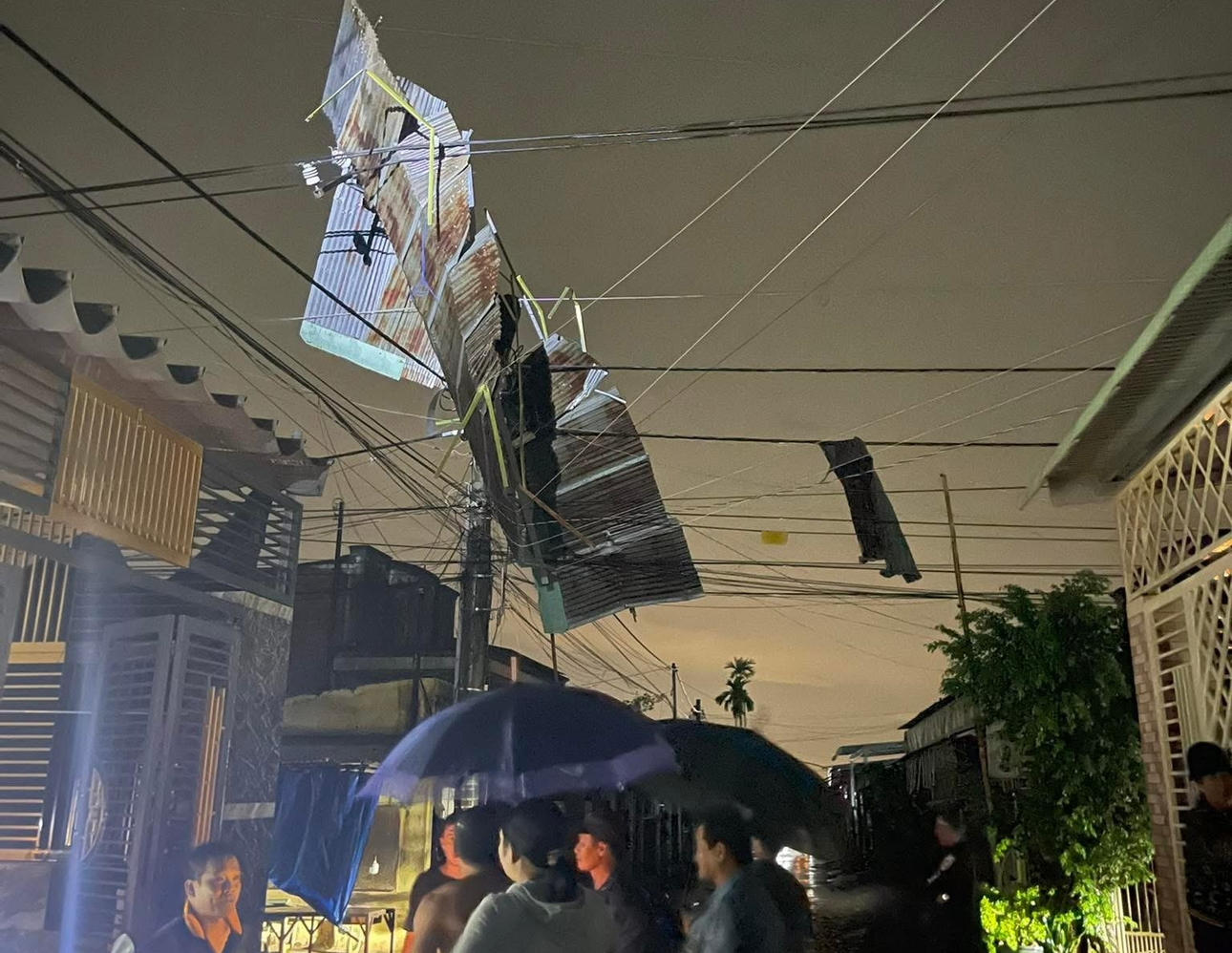 D&ocirc;ng lốc l&agrave;m tốc m&aacute;i nhiều nh&agrave; d&acirc;n ở Đồng Nai- Ảnh 1.