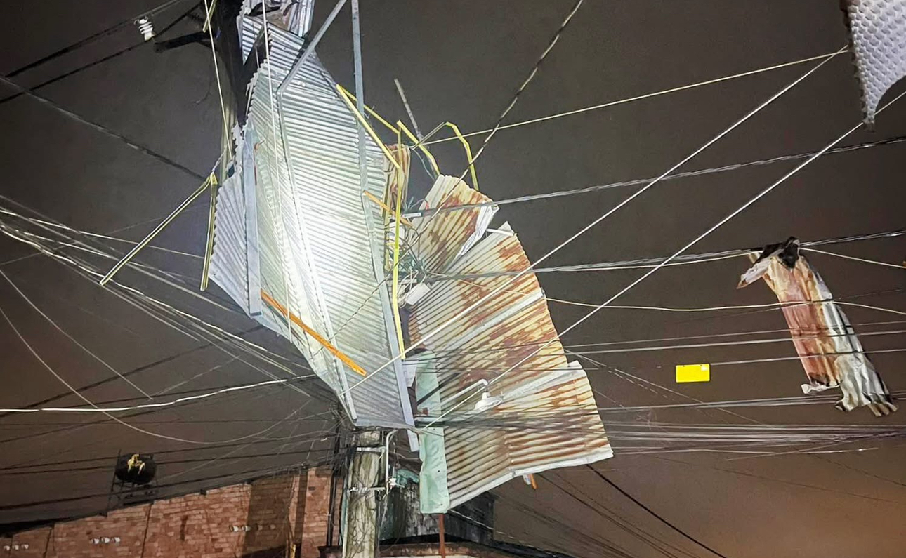 D&ocirc;ng lốc l&agrave;m tốc m&aacute;i nhiều nh&agrave; d&acirc;n ở Đồng Nai- Ảnh 7.