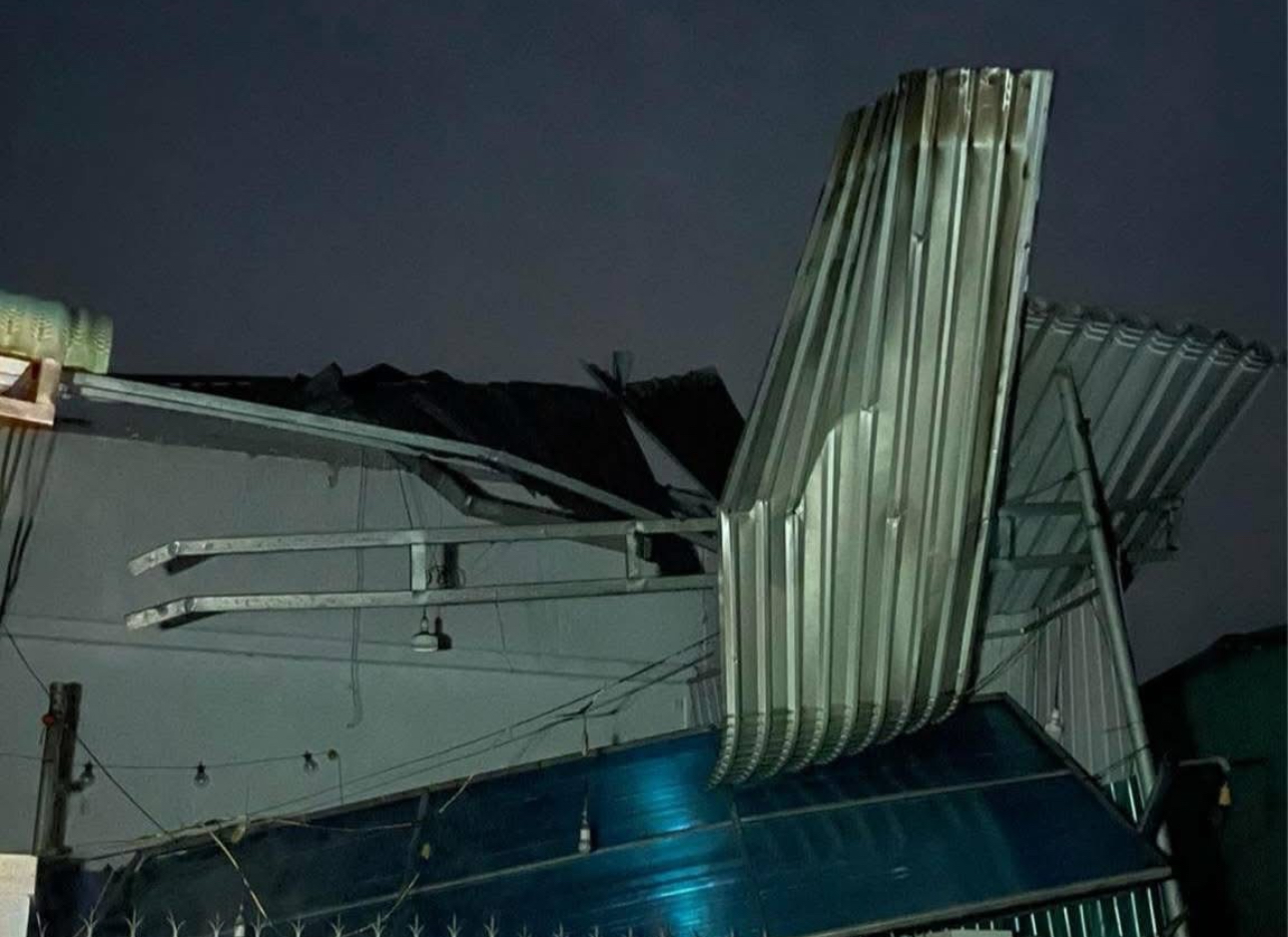 D&ocirc;ng lốc l&agrave;m tốc m&aacute;i nhiều nh&agrave; d&acirc;n ở Đồng Nai- Ảnh 3.