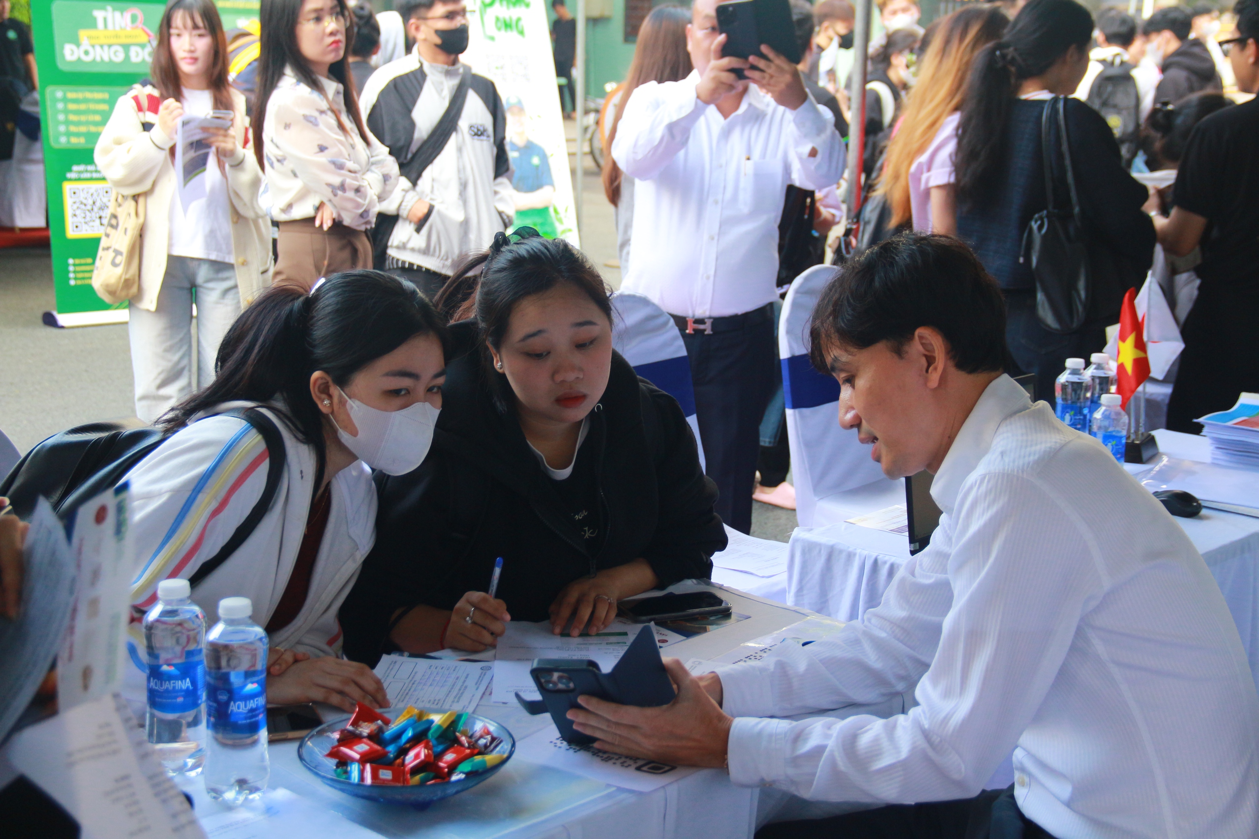 TP.HCM triển khai g&oacute;i hỗ trợ to&agrave;n diện cho c&aacute;n bộ, lao động d&ocirc;i dư sau s&aacute;p nhập- Ảnh 2.