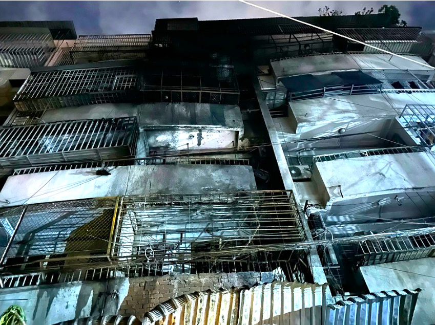 TP.HCM: Lồng sắt quây kín ban công, tiện ích hay hiểm họa?- Ảnh 2. TP.HCM: Lồng sắt quây kín ban công, tiện ích hay hiểm họa?- Ảnh 2.