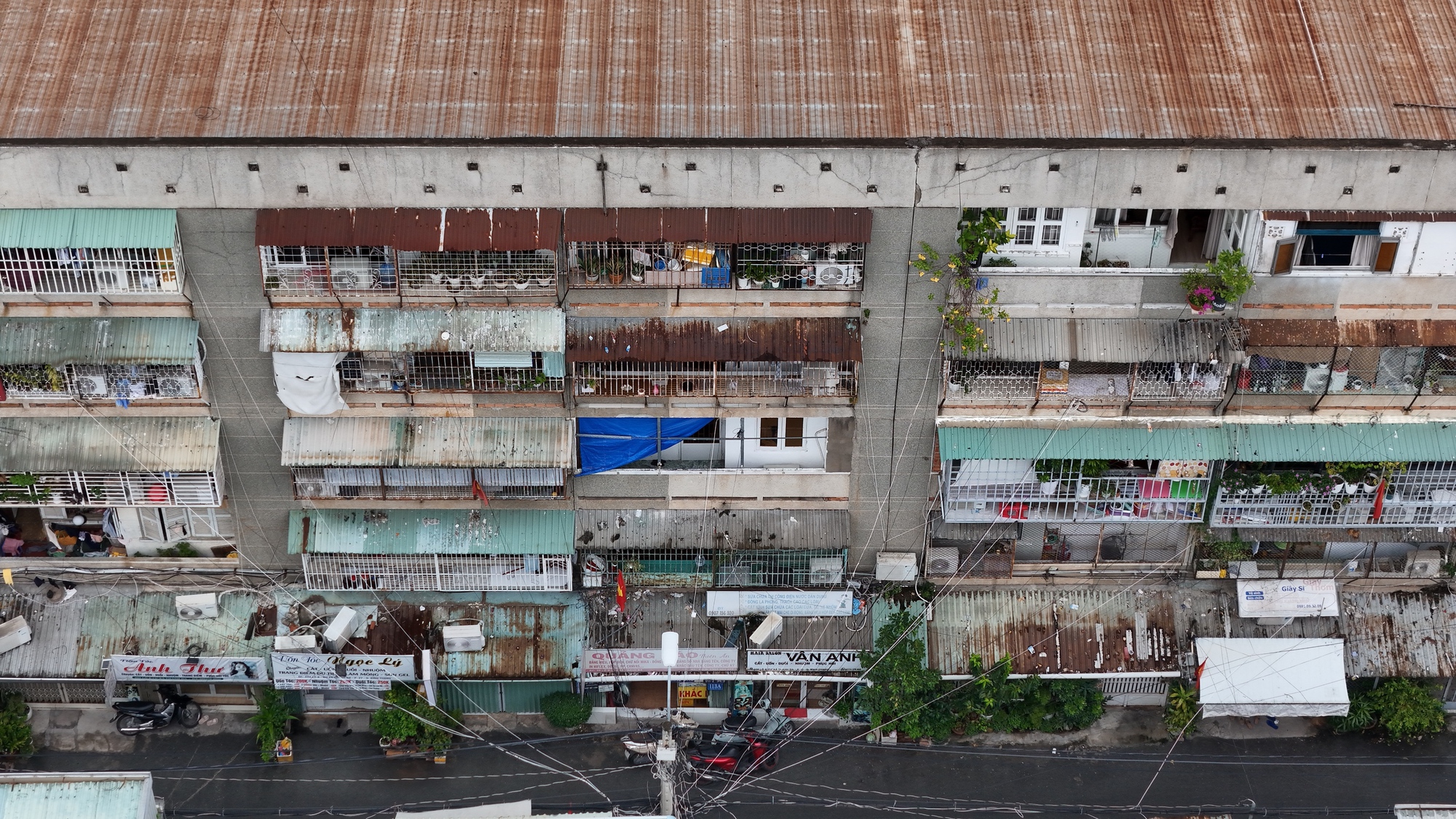 TP.HCM: Lồng sắt quây kín ban công, tiện ích hay hiểm họa?- Ảnh 4. TP.HCM: Lồng sắt quây kín ban công, tiện ích hay hiểm họa?- Ảnh 4.