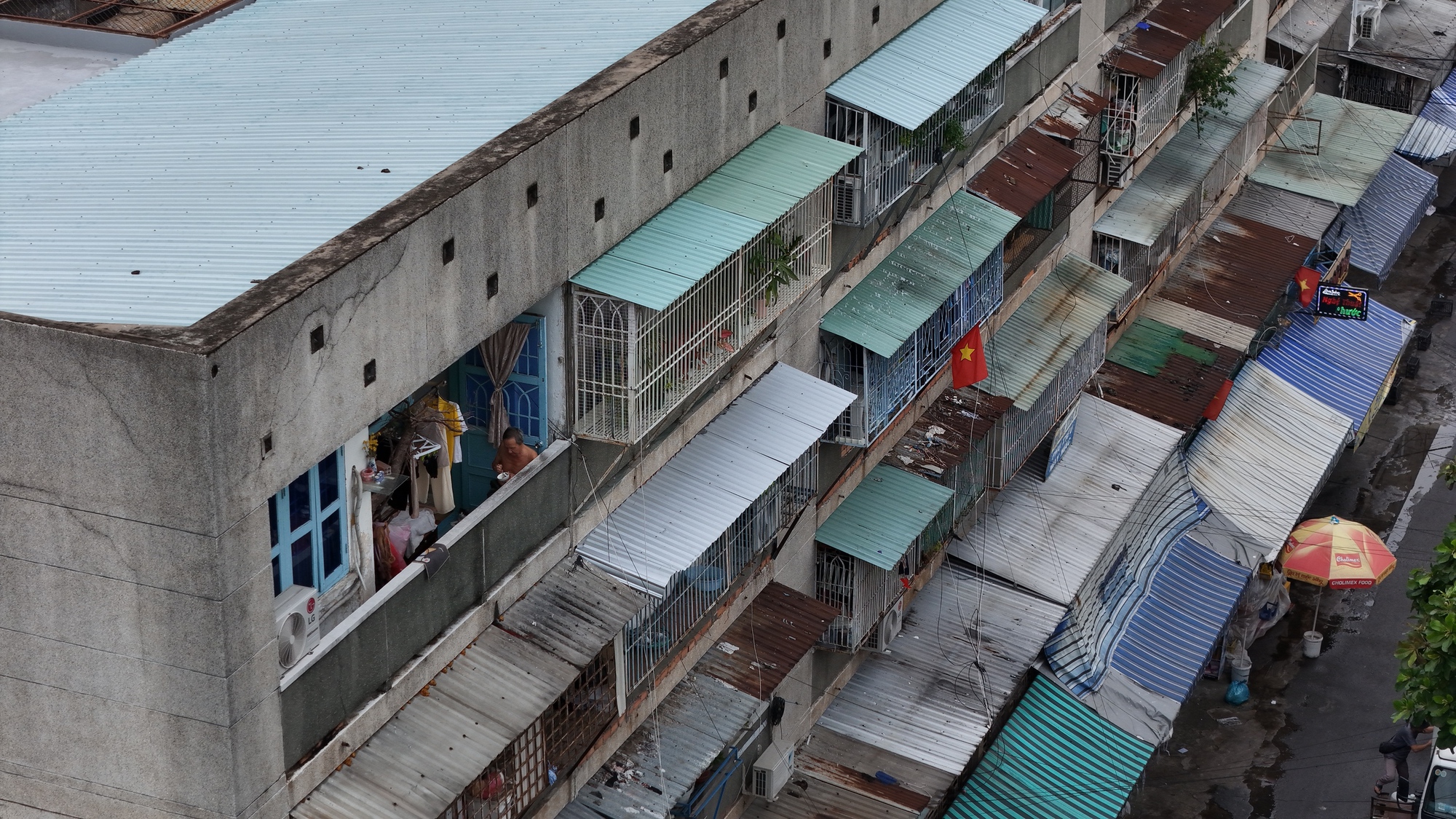 TP.HCM: Lồng sắt quây kín ban công, tiện ích hay hiểm họa?- Ảnh 5. TP.HCM: Lồng sắt quây kín ban công, tiện ích hay hiểm họa?- Ảnh 5.