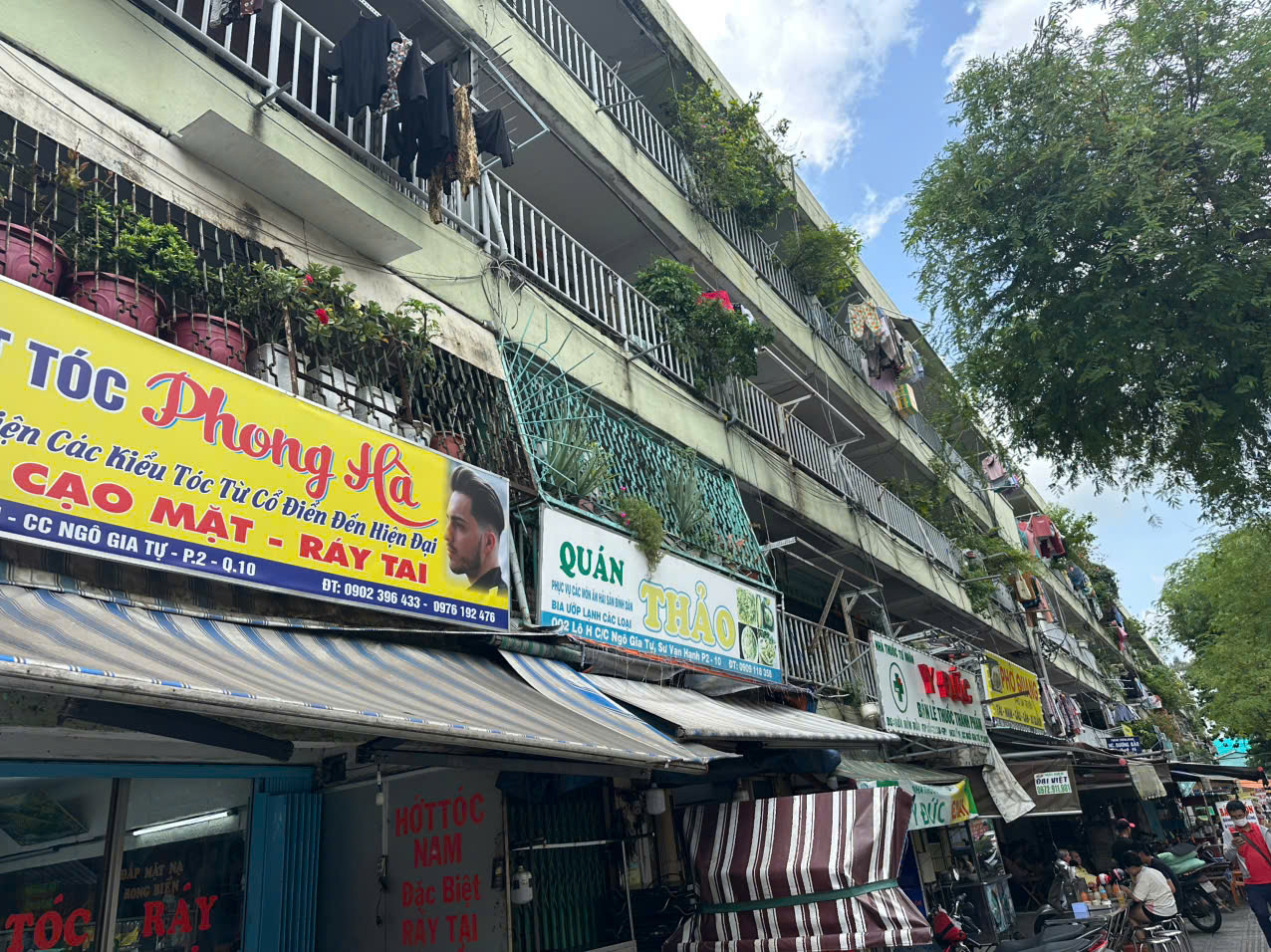 TP.HCM: Lồng sắt quây kín ban công, tiện ích hay hiểm họa?- Ảnh 10. TP.HCM: Lồng sắt quây kín ban công, tiện ích hay hiểm họa?- Ảnh 10.