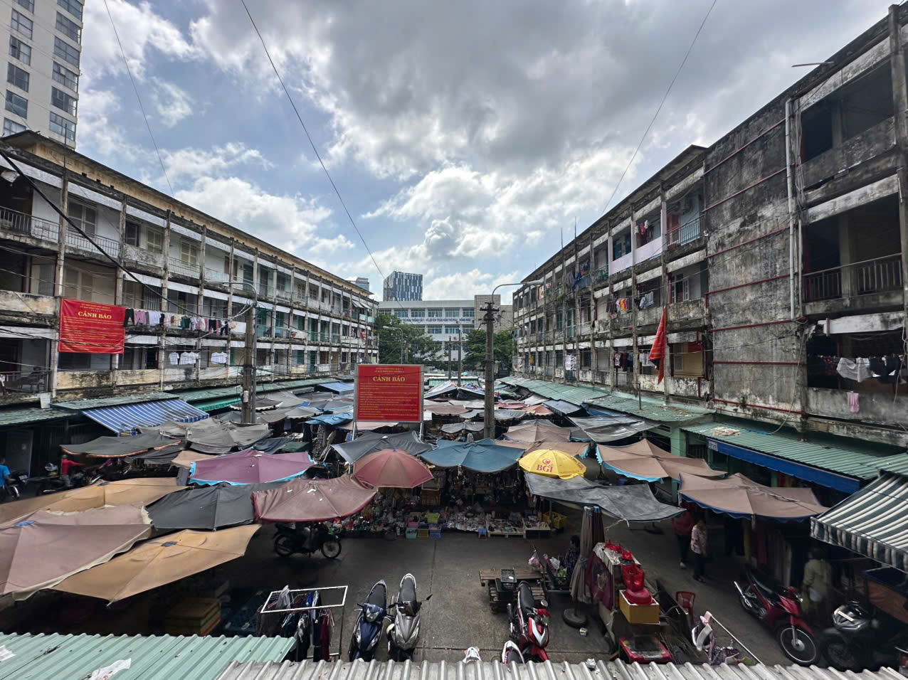 TP.HCM: Lồng sắt quây kín ban công, tiện ích hay hiểm họa?- Ảnh 11. TP.HCM: Lồng sắt quây kín ban công, tiện ích hay hiểm họa?- Ảnh 11.